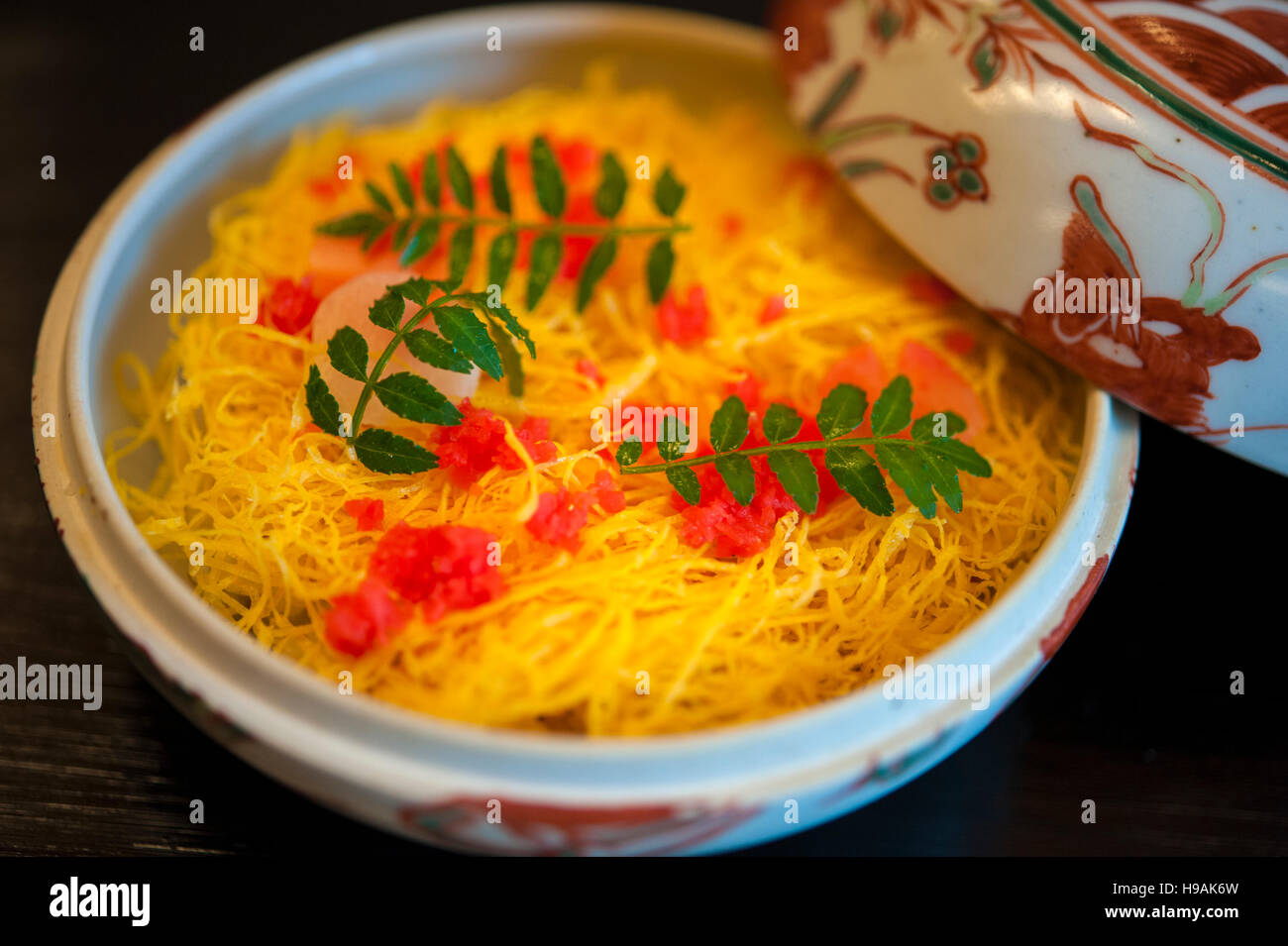 Il Sushi ricoperto con un manto di trefoli di uovo a Kichisen, il ristorante di ex Iron Chef Yoshimi Tanigawa. Kyoto, Giappone. Foto Stock