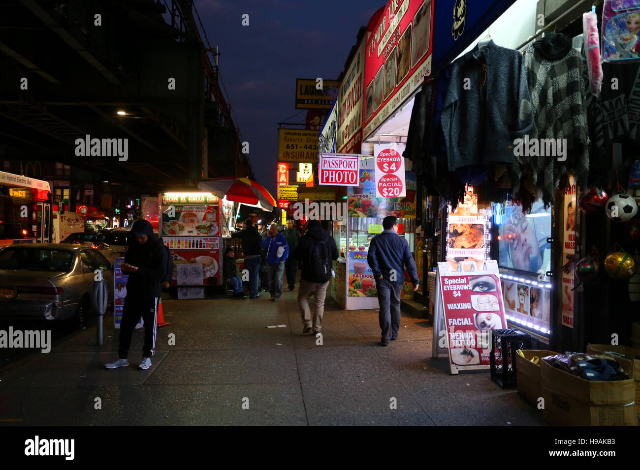 Una notte tarda Jackson Heights, Roosevelt Avenue, Queens, New York Street scena Foto Stock