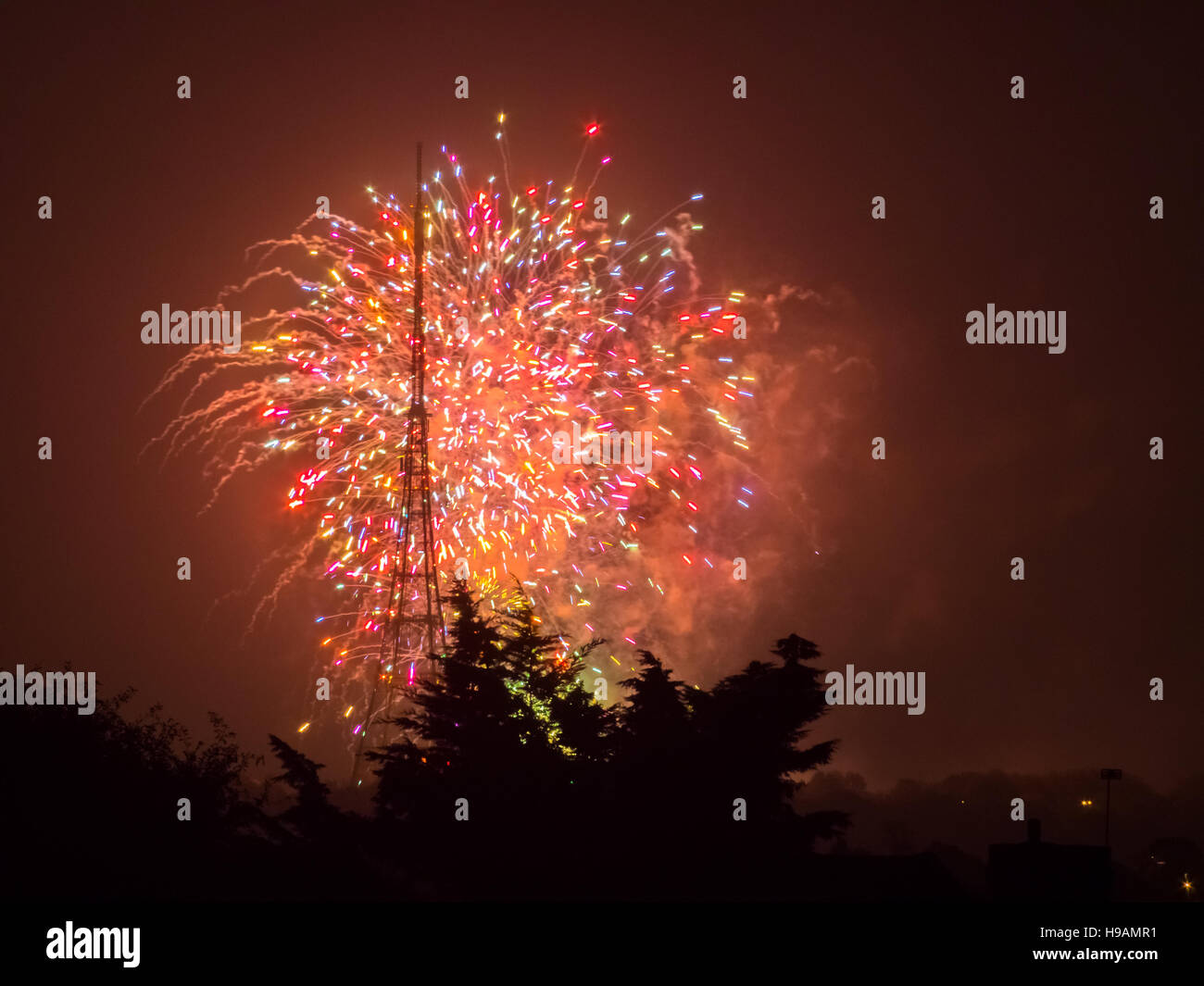 Fuochi d'artificio su Crystal Palace stazione trasmittente su Guy Fawkes notte anche noto come notte dei falò e fuochi d'artificio notte il 5 di novembre, Londra Foto Stock