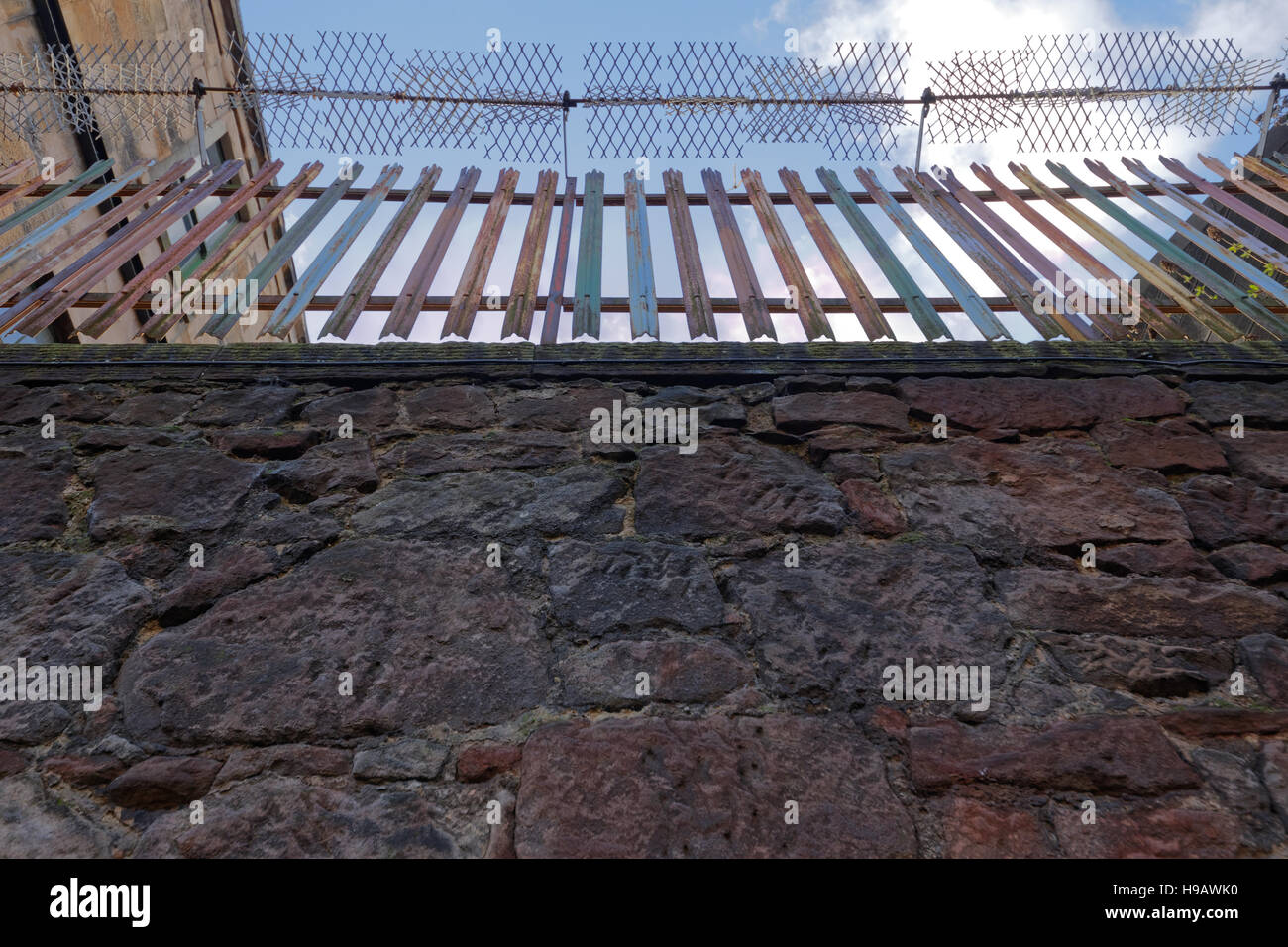Colorata parete di recinzione e il filo da sotto il Rainbow Foto Stock
