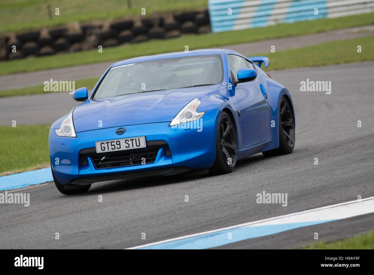 PEMBREY CIRCUITO MOTORE Carmarthenshire, Regno Unito. 8 Ottobre 2016: Blu giapponese auto sportive angoli a Pembrey circuito durante una giornata di pista. Foto Stock