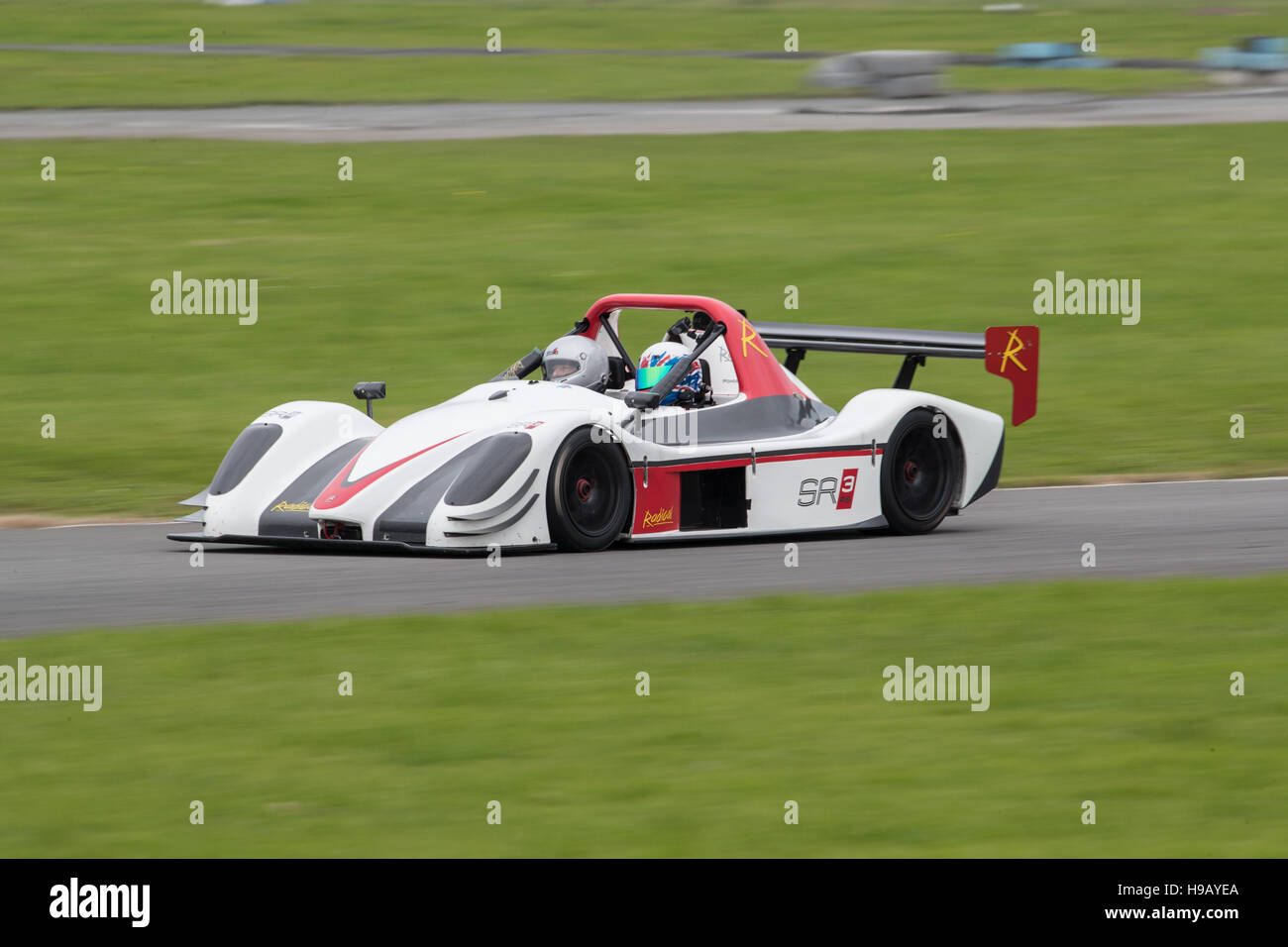 PEMBREY, Carmarthenshire, Regno Unito. 8 Ottobre 2016: due persone gara attorno a Pembrey circuito in un radicale auto durante una giornata di pista. Foto Stock