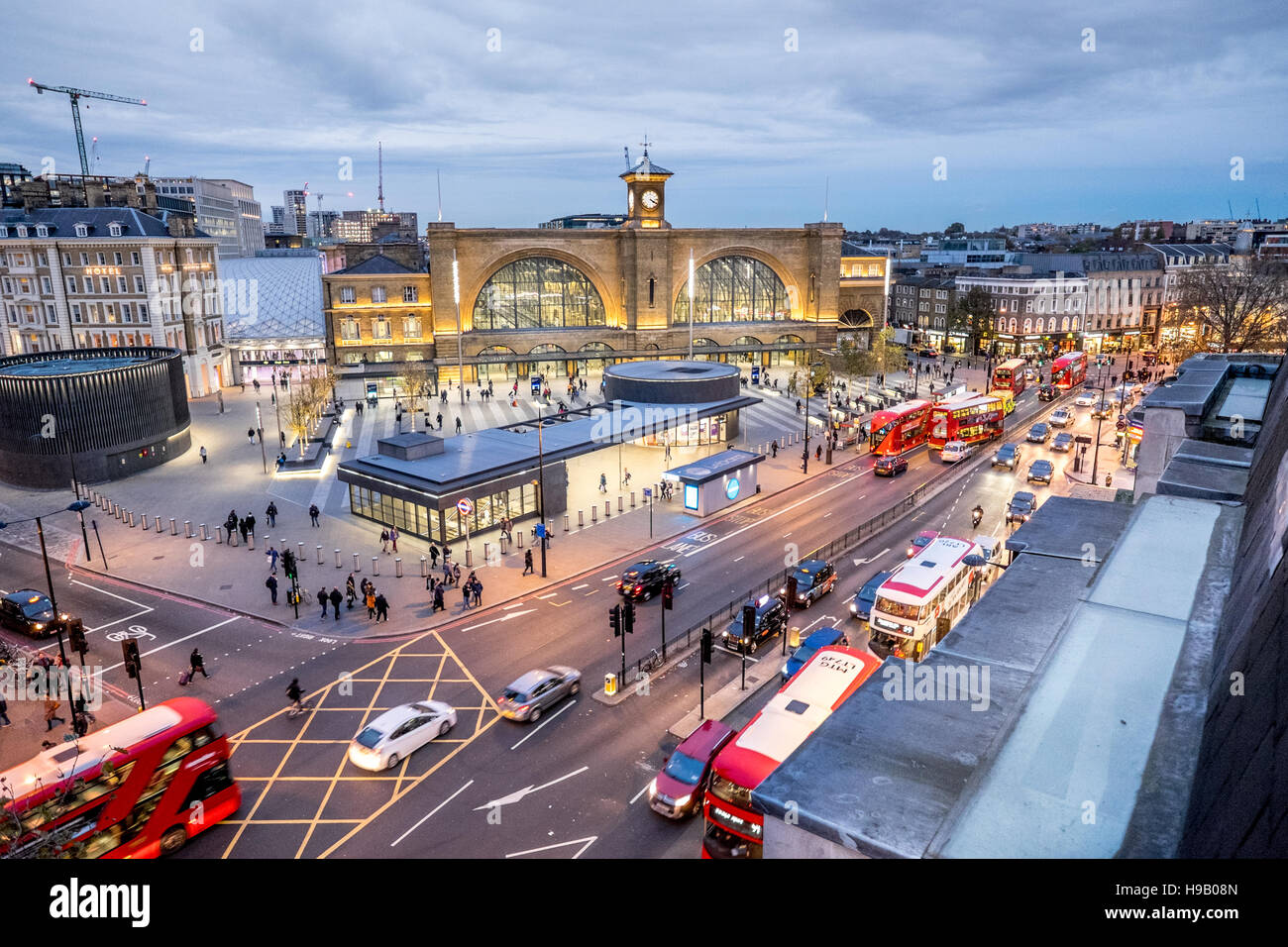 Re di Kings Cross stazione ferroviaria nazionale di notte tramonto tramonto a Londra con il bus bus metropolitana metropolitana St Pancras Foto Stock