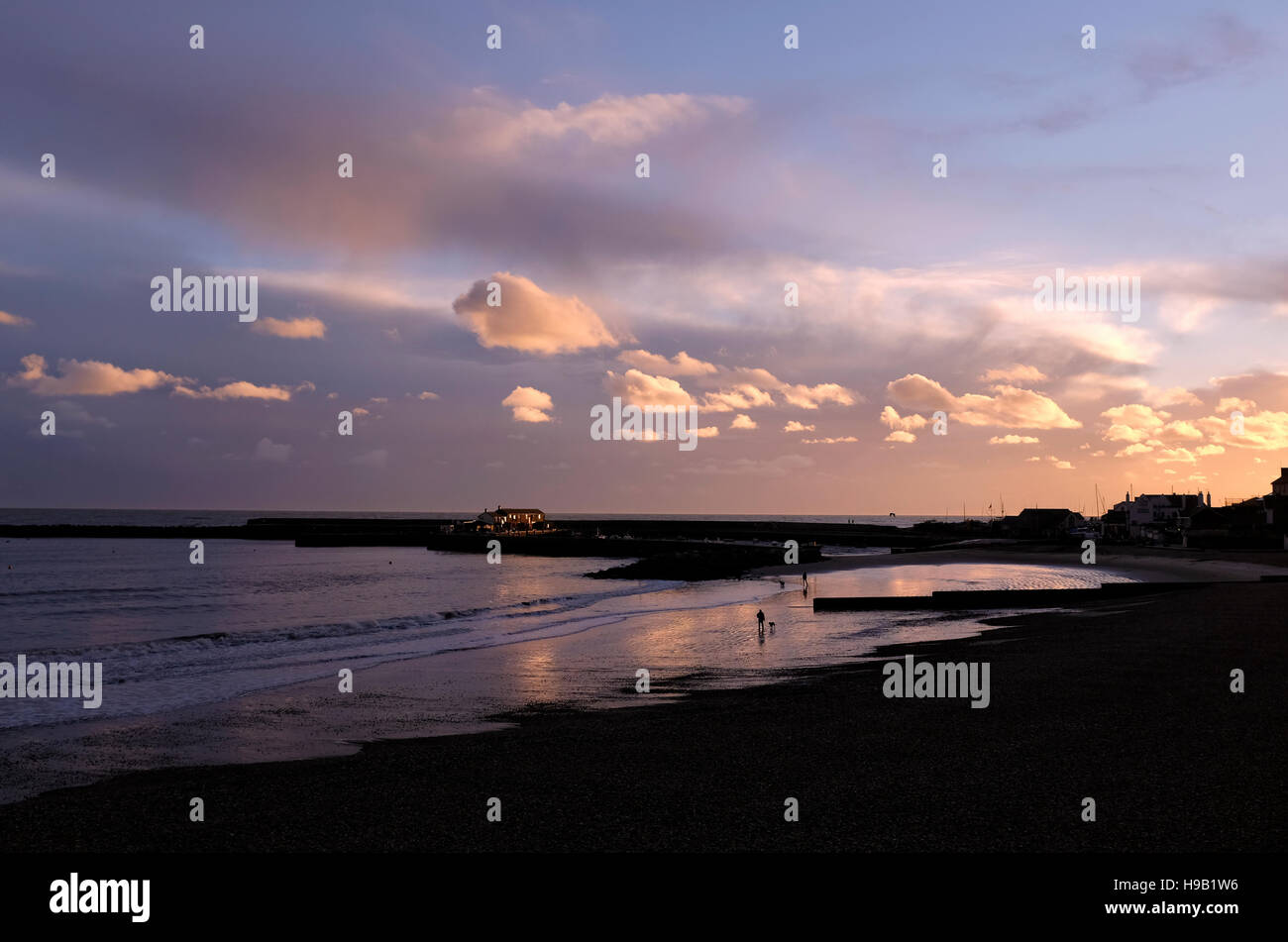 Bel tramonto sul porto e Cobb di Lyme Regis Dorset Novembre Foto Stock