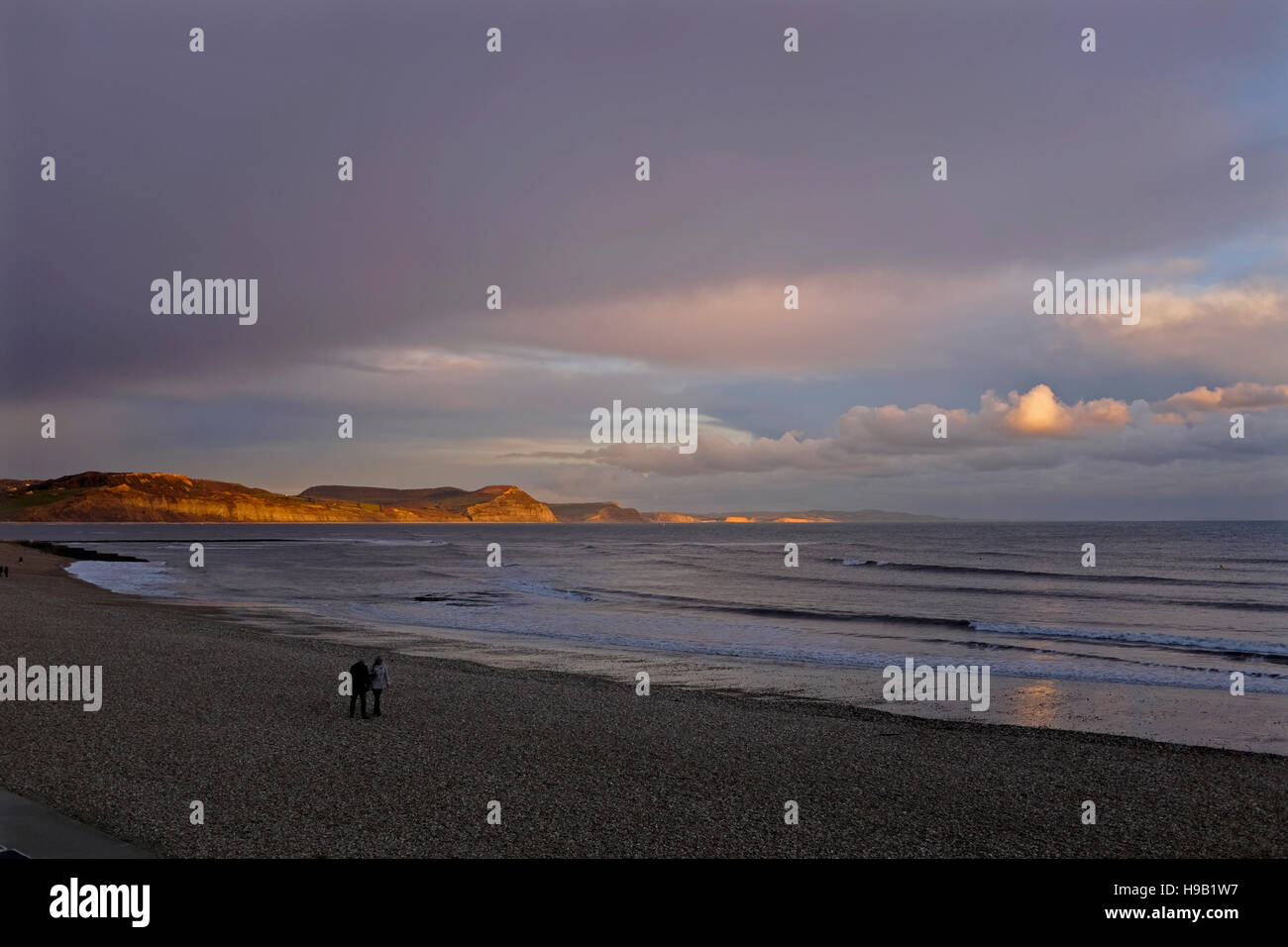 Bel tramonto sulla spiaggia e le scogliere di Lyme Regis Dorset Novembre 2016 Foto Stock