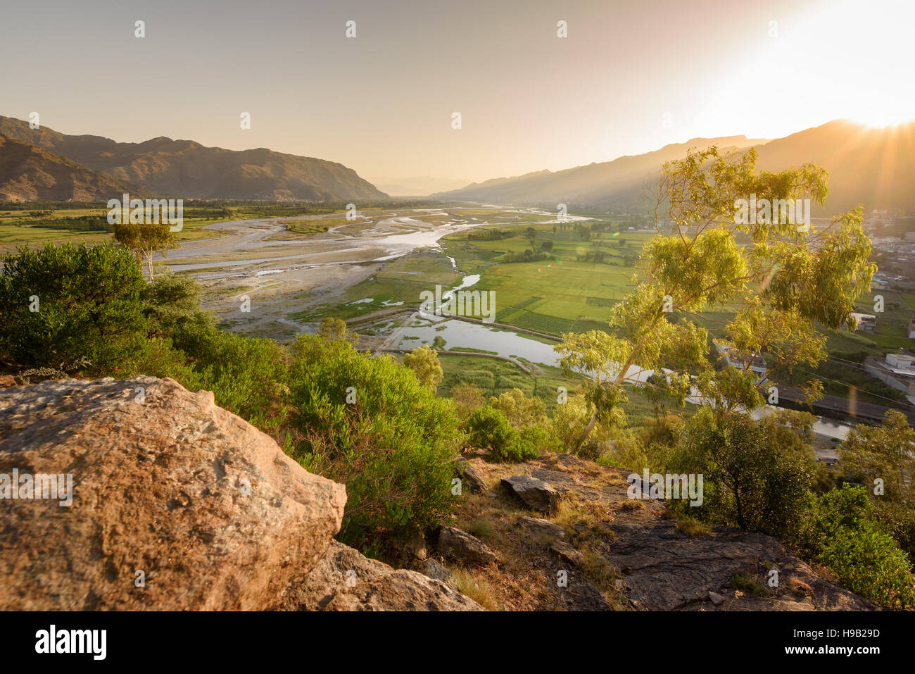 Bella vista del fiume swat che scorre attraverso la valle dalla cima di una collina. Foto Stock