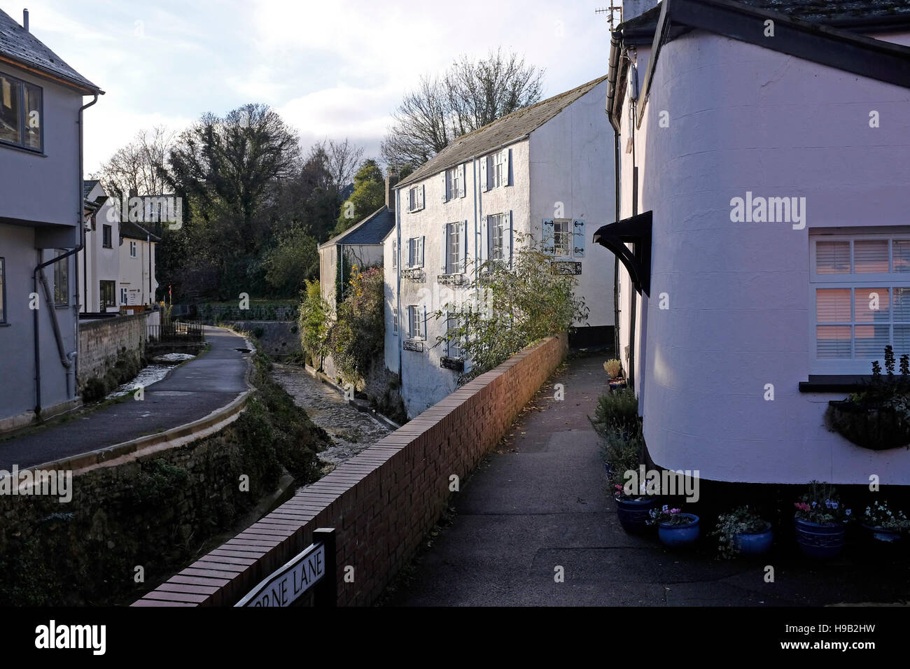 Il fiume e la corrente che scorre attraverso di Lyme Regis Dorset Foto Stock