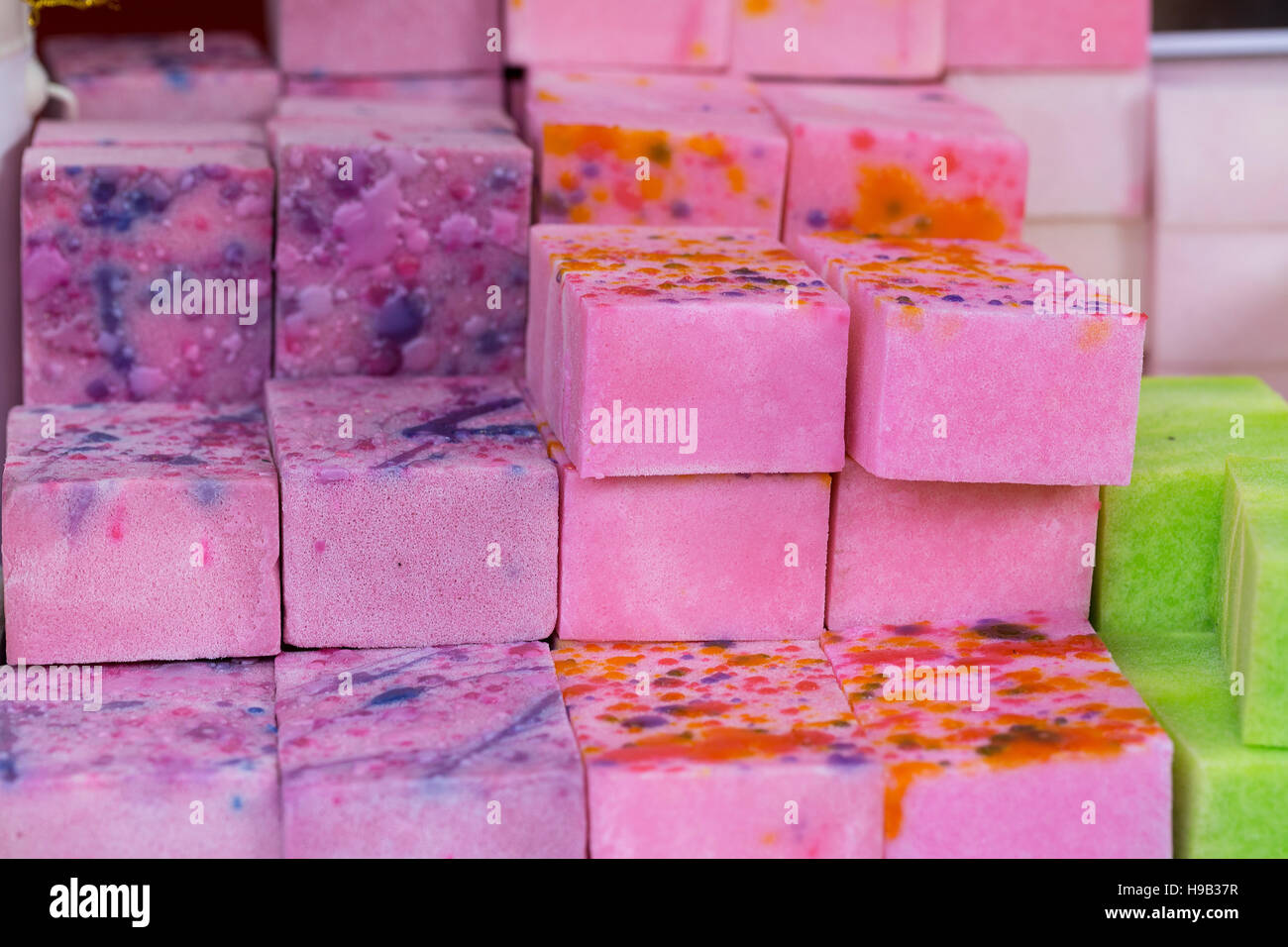 Colorato di rosa, viola e verde lime blocchi di marmo artigianale di sapone in stallo a craft market Foto Stock