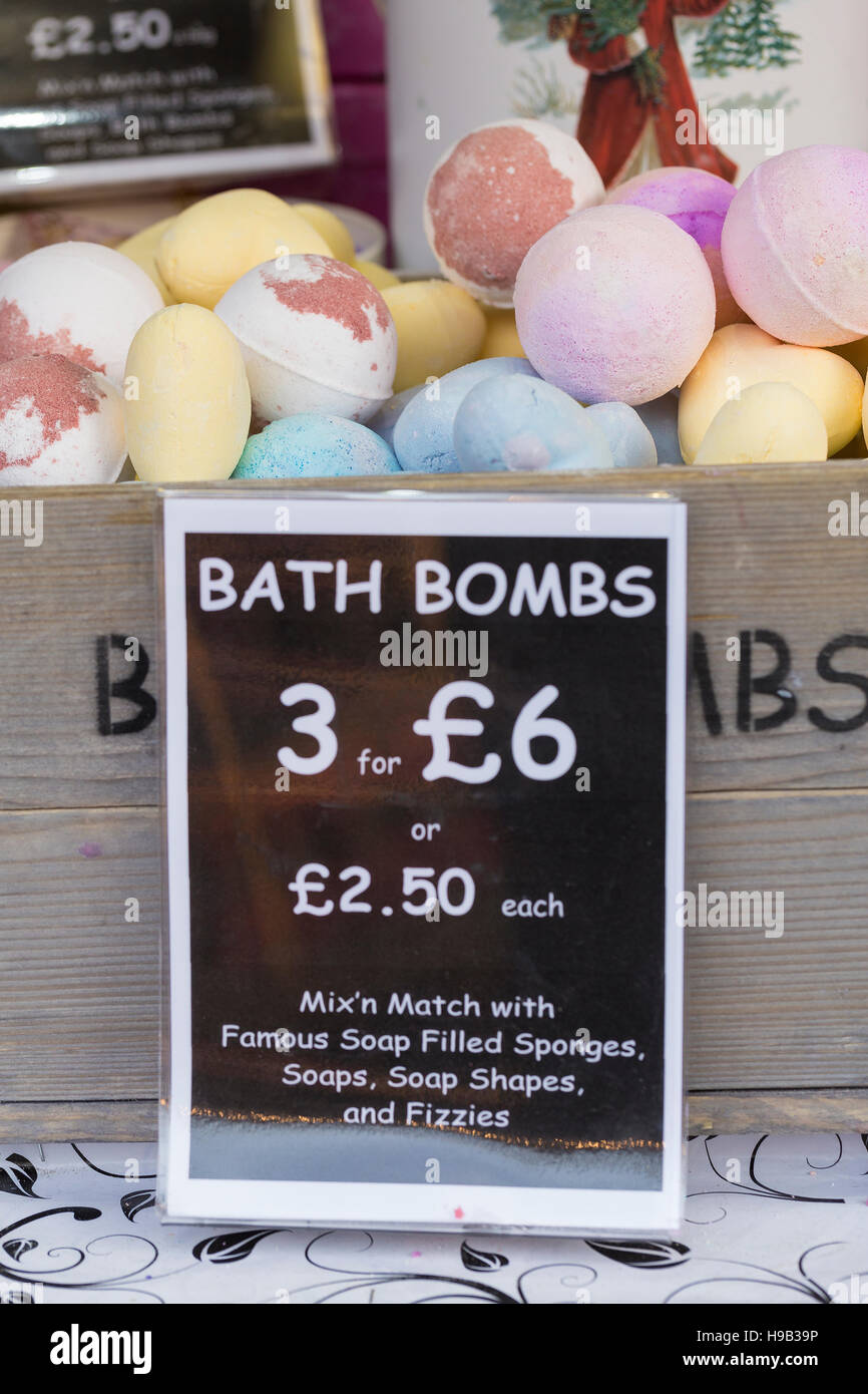 Bagno fatti a mano le bombe in cassa visualizzato con segno a handmade craft market Foto Stock