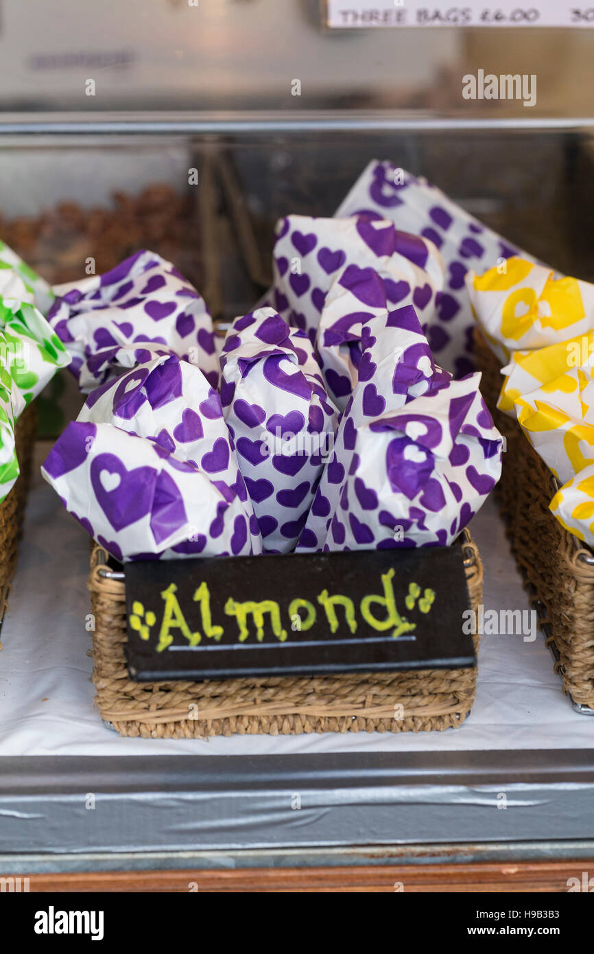 Visualizzazione della mandorla avvolta candy coni al mercato Foto Stock