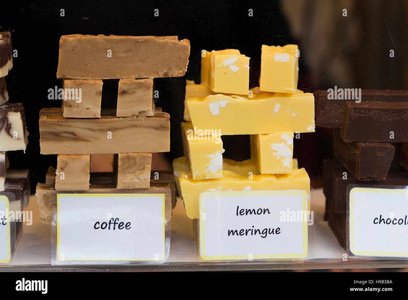 Visualizzazione delle specialità artigianali novità fudge ammassati in blocchi, sapori con segni al mercato Foto Stock