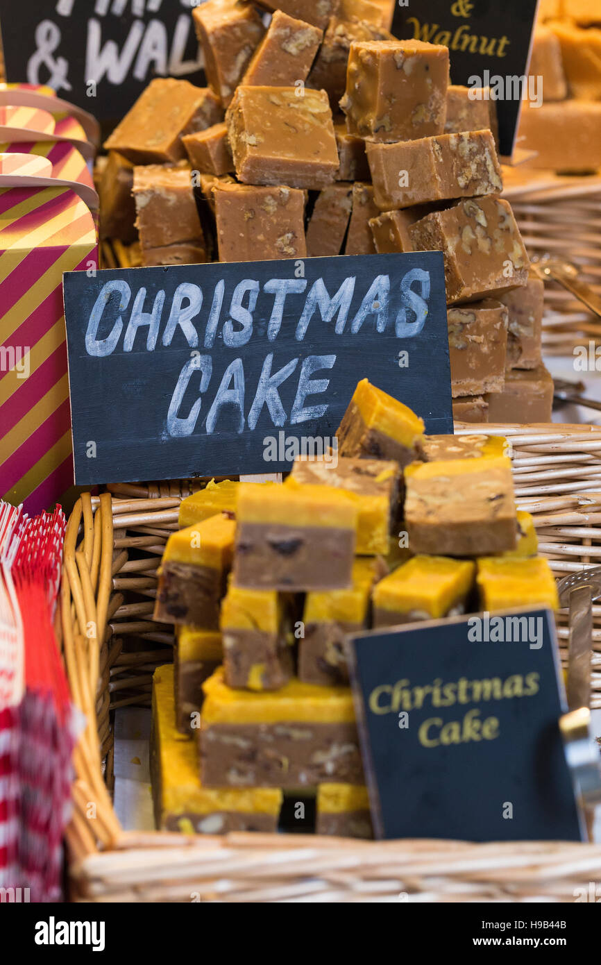 Fudge specializzati per la vendita al mercato in cesti su rosso Gingham panno con lavagna segni Foto Stock