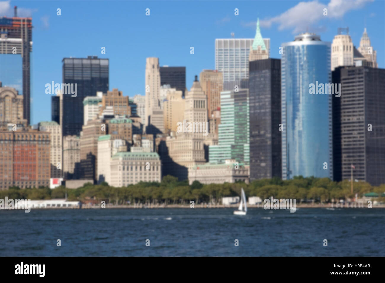 Sfocatura dello sfondo del Centro Cittadino di Manhattan's East-rivolta skyline di New York, NY, STATI UNITI D'AMERICA, con la Freedom Tower in costruzione sul bordo sinistro. Foto Stock
