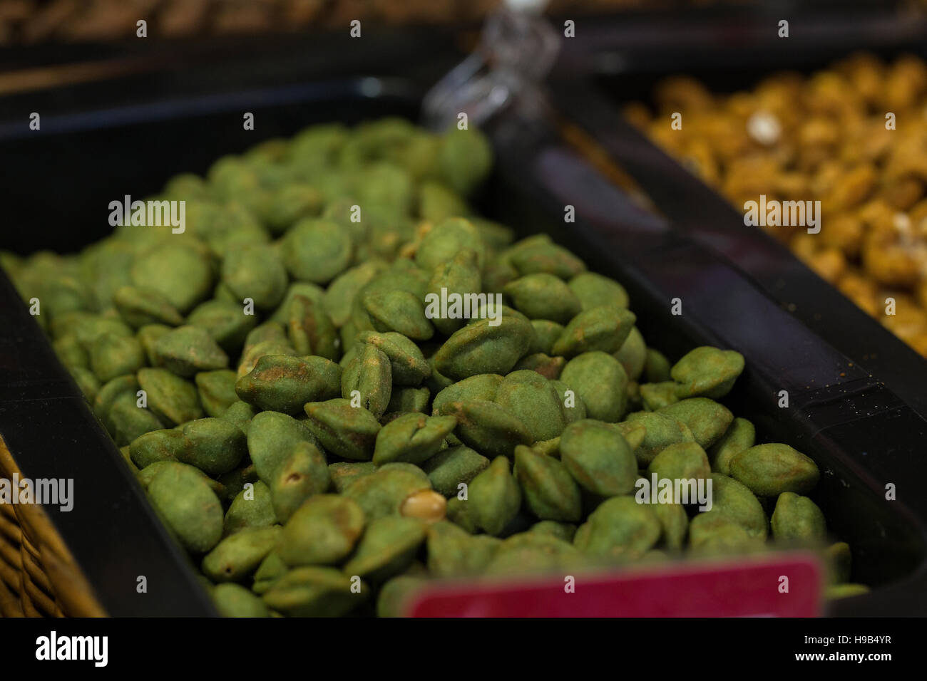 Noci verdi, di prodotti freschi presso gli agricoltori mercatino di natale Foto Stock