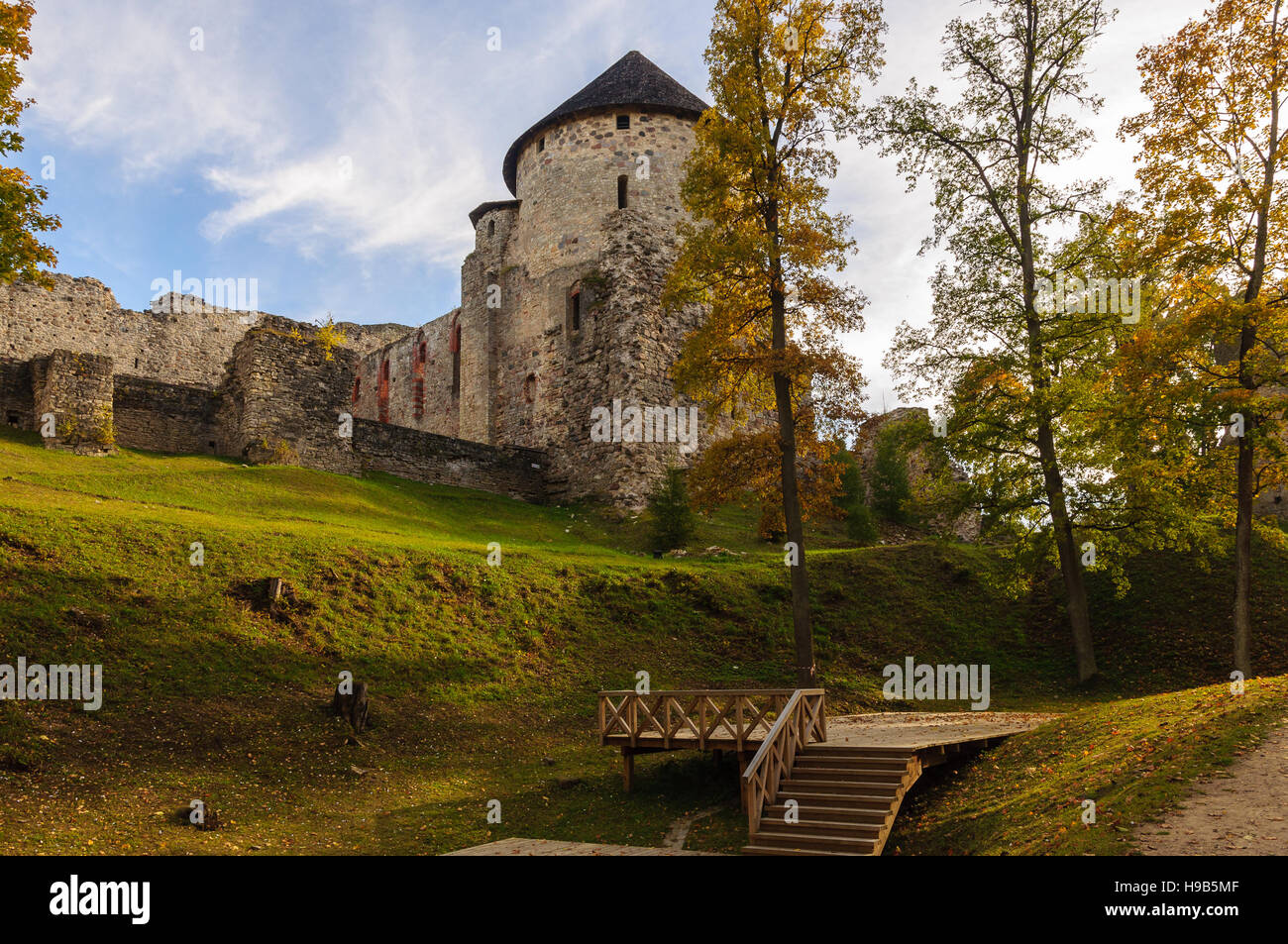 Autunno park con rovine del castello di Cesis town, Lettonia Foto Stock