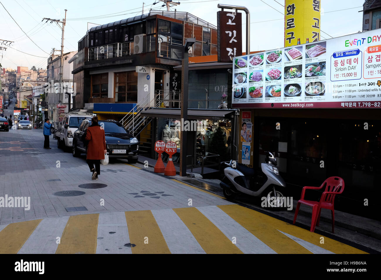 Scena di strada a Itaewon, Seoul, Corea del Sud Foto Stock