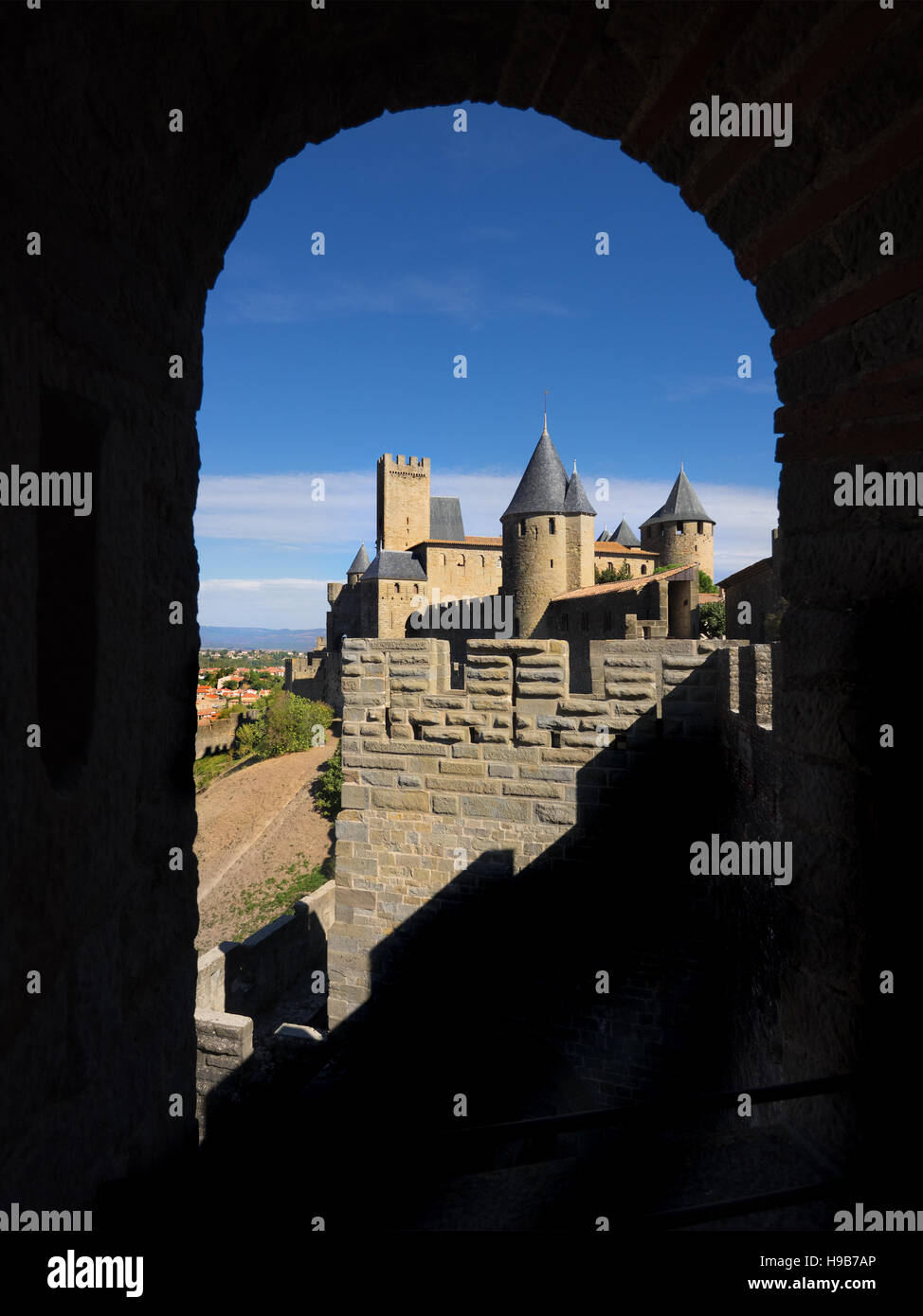 Fortezza di Carcassonne nel sud della Francia shot attraverso un arco in pietra Foto Stock