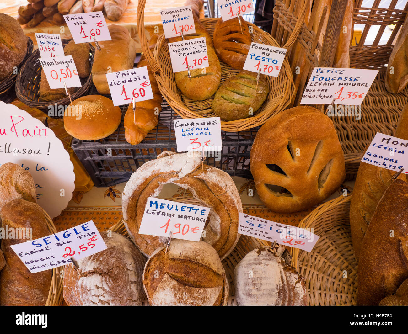 Pane francese e la pasticceria in una boulangerie Foto Stock