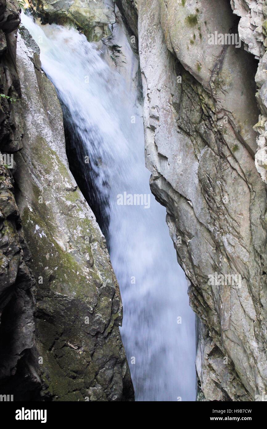 Torrenti di acqua attraverso la stanga, una fessura in Racines vicino a Bolzano in Italia settentrionale Foto Stock