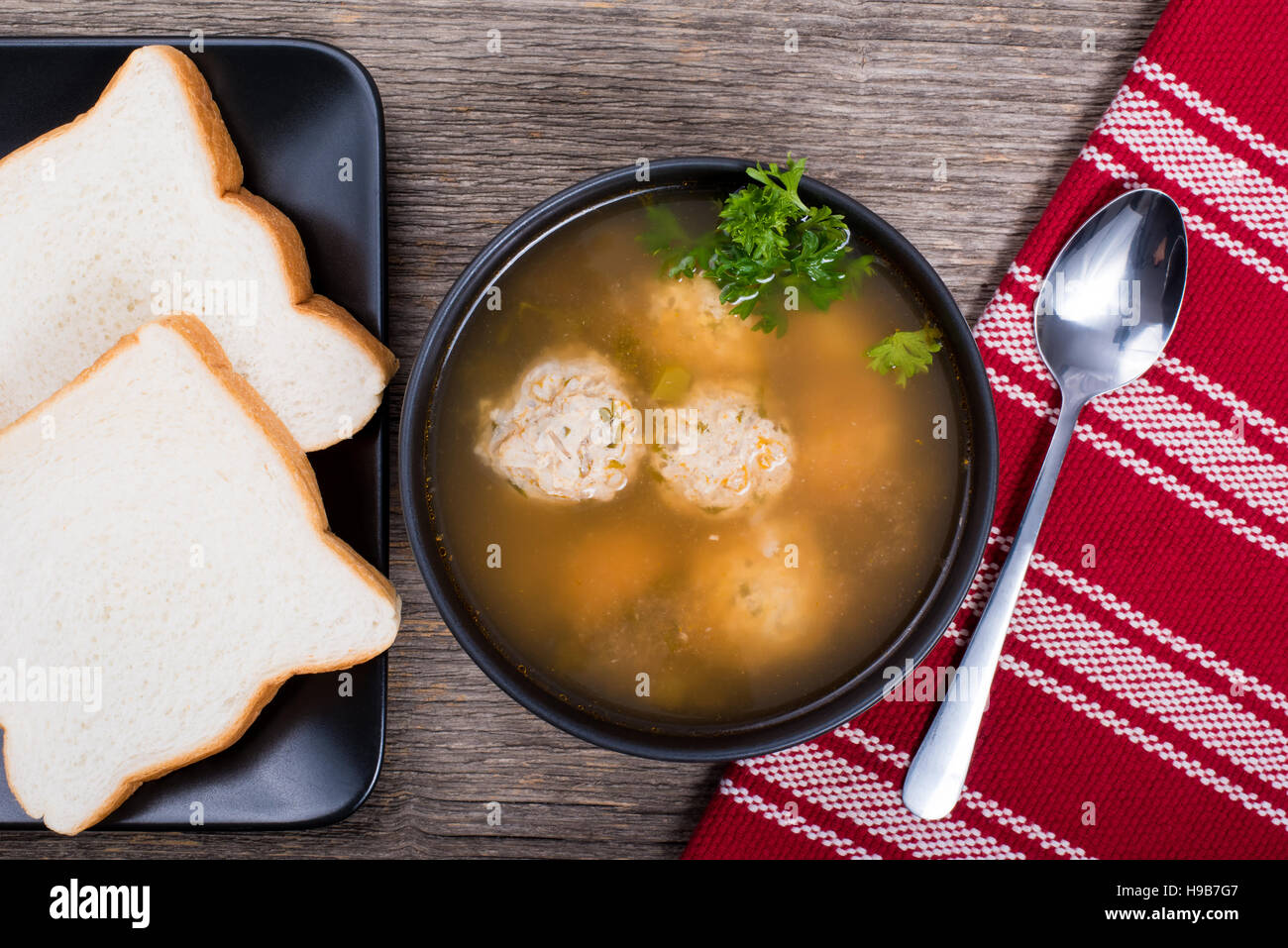 Polpette con la minestra di pane sul tavolo della luce naturale Foto Stock