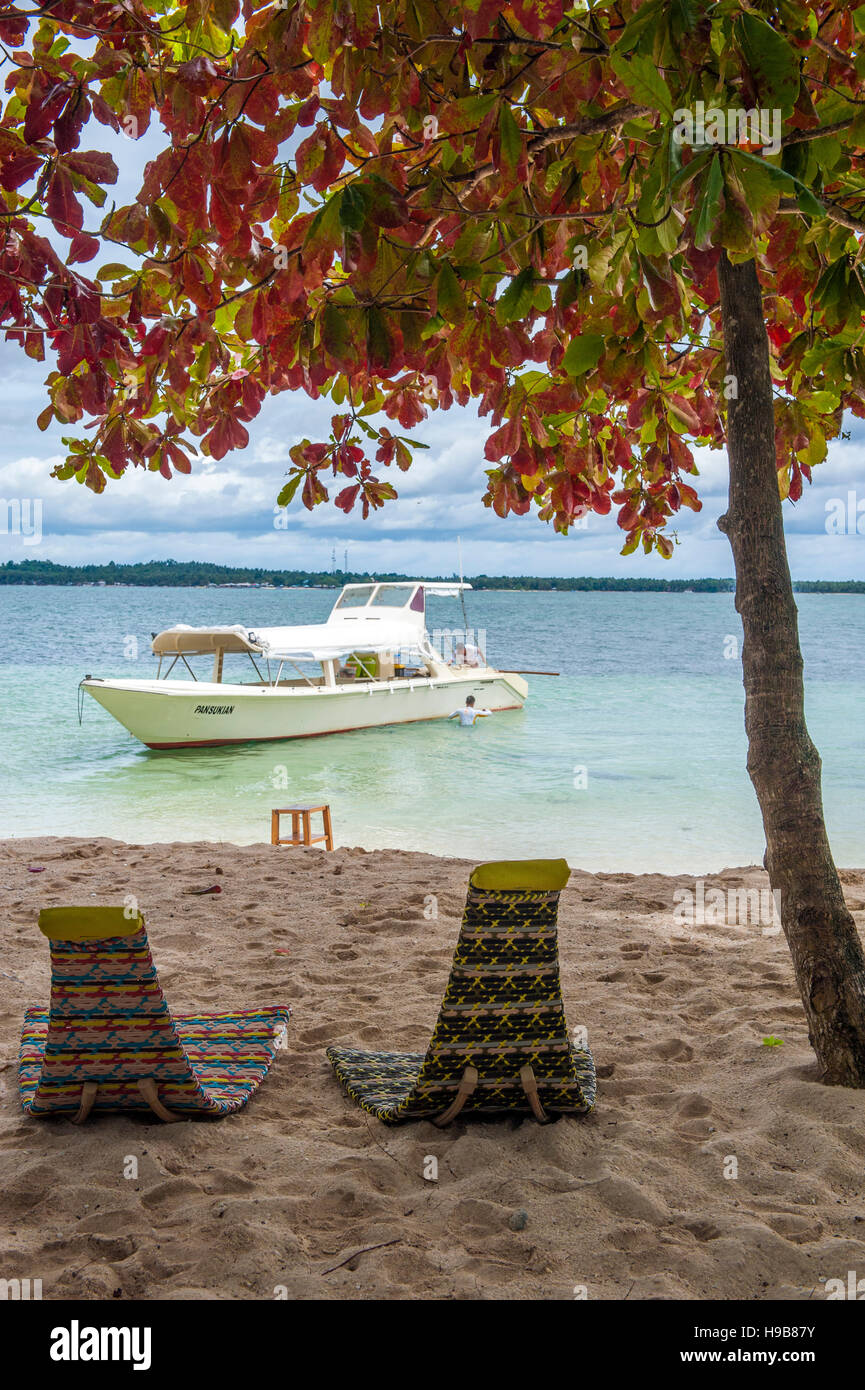 Mobili Dedon sulla spiaggia di Guyam Island, una piccola isola al largo della costa di Siargao, nelle Filippine orientali. Foto Stock