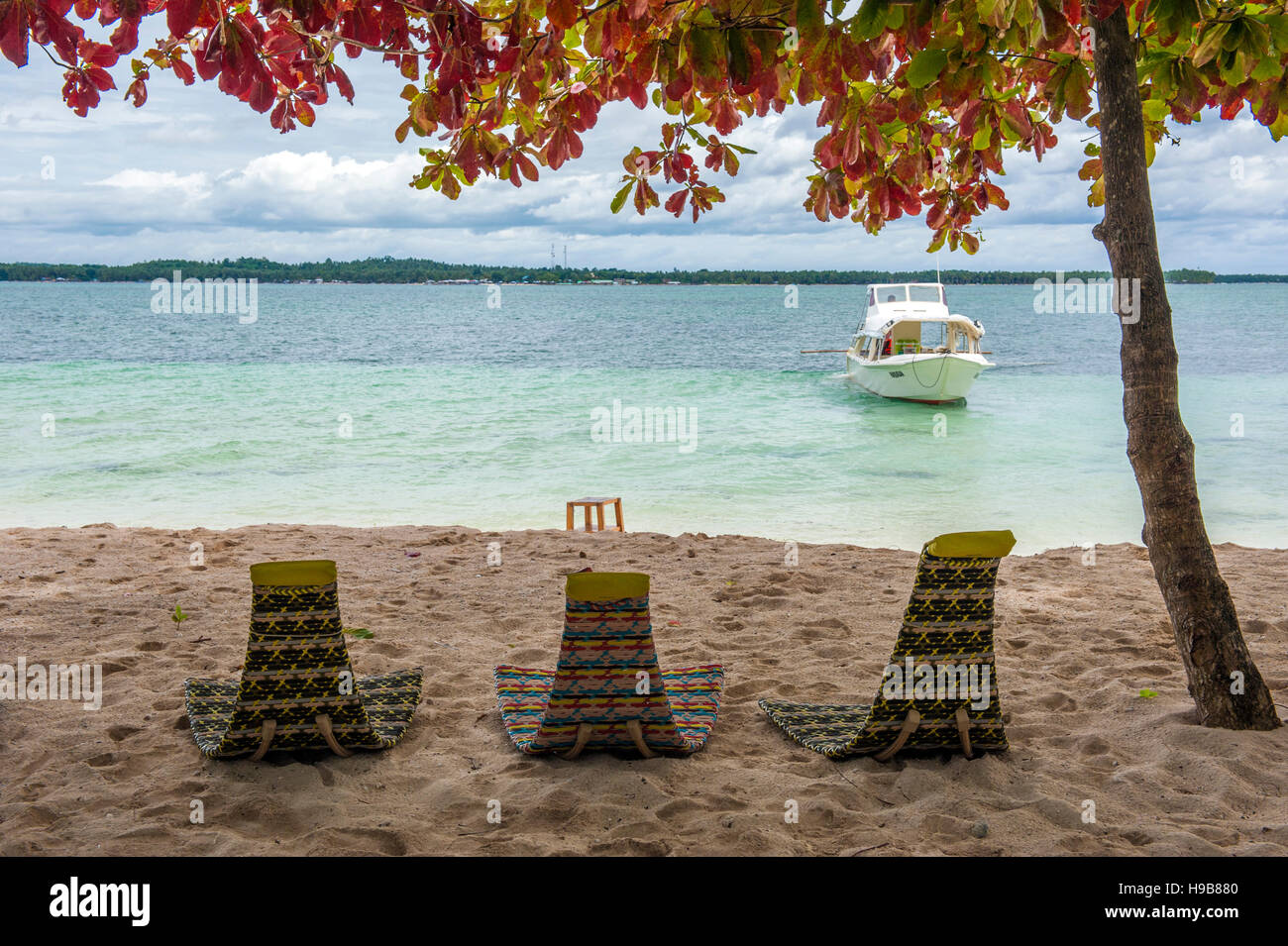 Mobili Dedon sulla spiaggia di Guyam Island, una piccola isola al largo della costa di Siargao, nelle Filippine orientali. Foto Stock