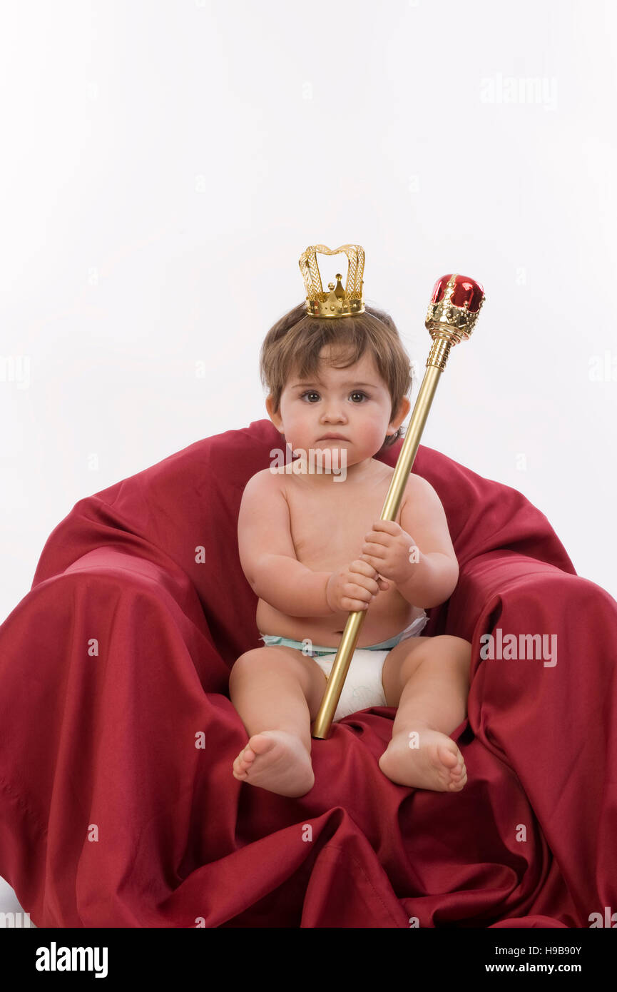 Giovane regina, 1 anno di età, seduta su un trono, tenendo uno scettro Foto Stock