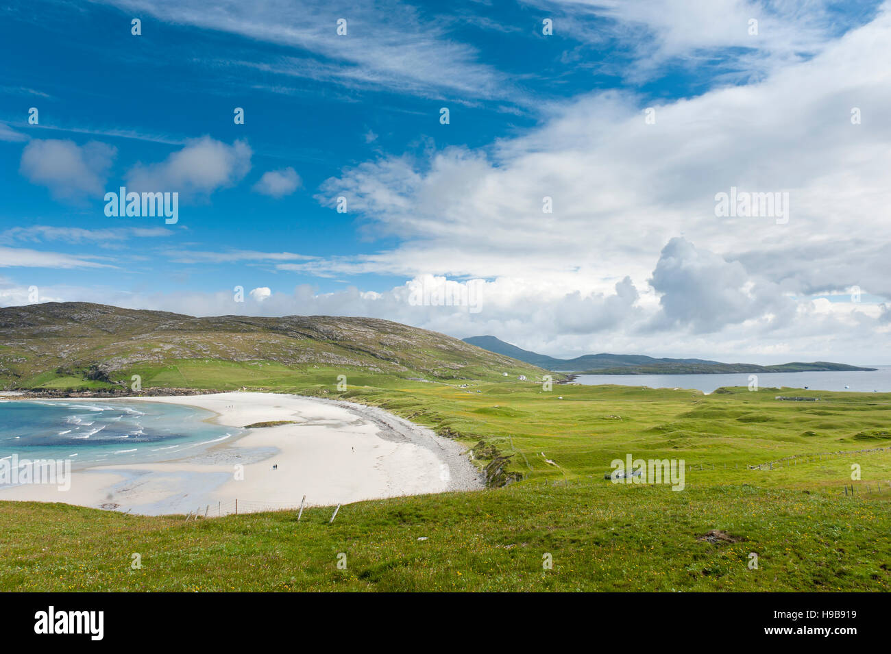 Istmo, stretta striscia di terra con dune erbose, spiaggia di sabbia bianca di West Bay, Oceano Atlantico, Isola di Vatersay, Ebridi Esterne Foto Stock