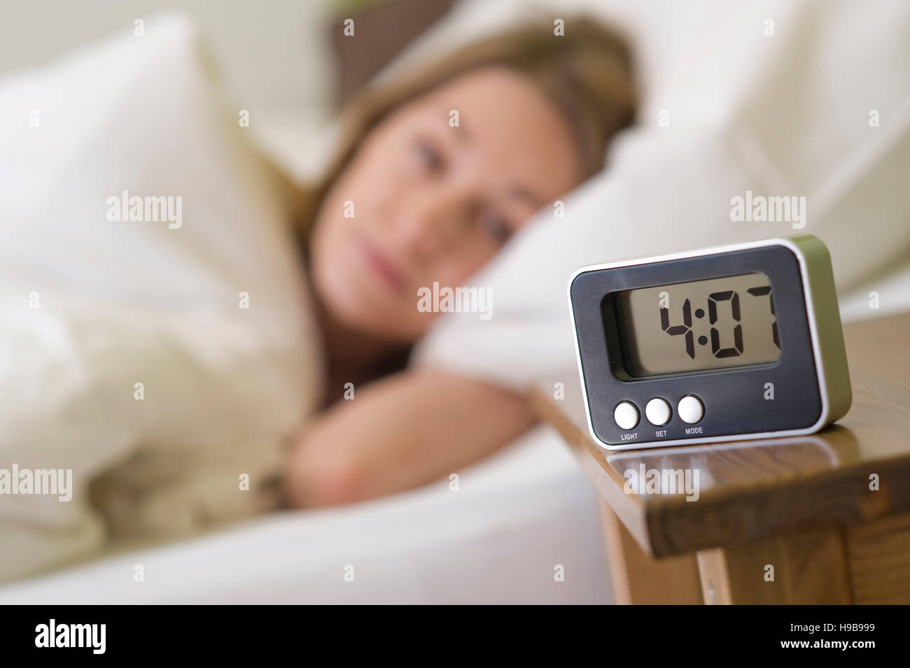 Giovane donna, sveglio a letto di 4,07 Foto Stock