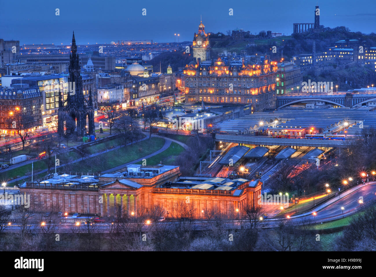 Vista di Edimburgo di notte, Scozia Foto Stock