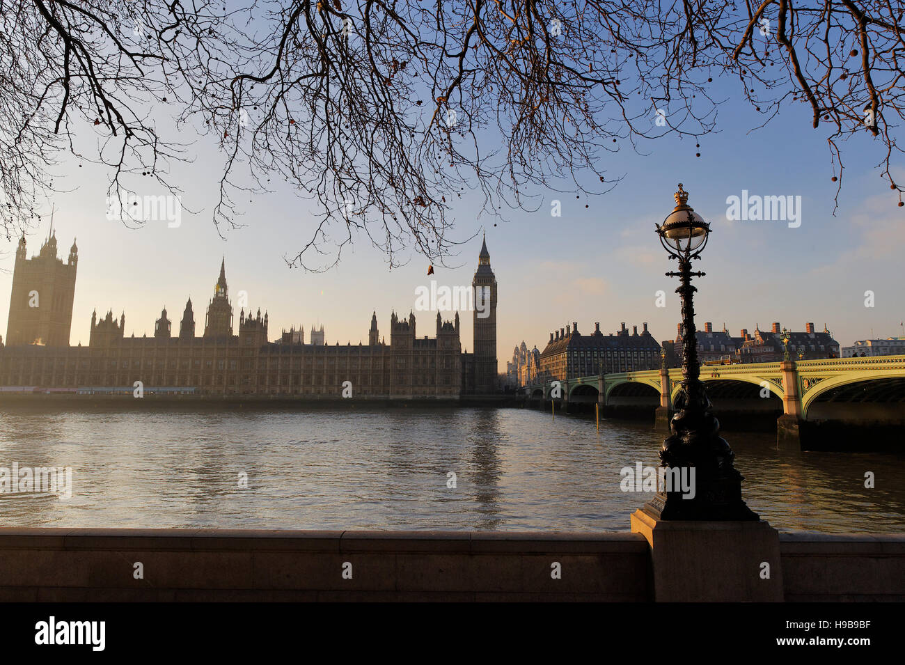 Guardando al di là del fiume Tamigi verso le Case del Parlamento a Londra, Inghilterra, Gran Bretagna, Europa Foto Stock