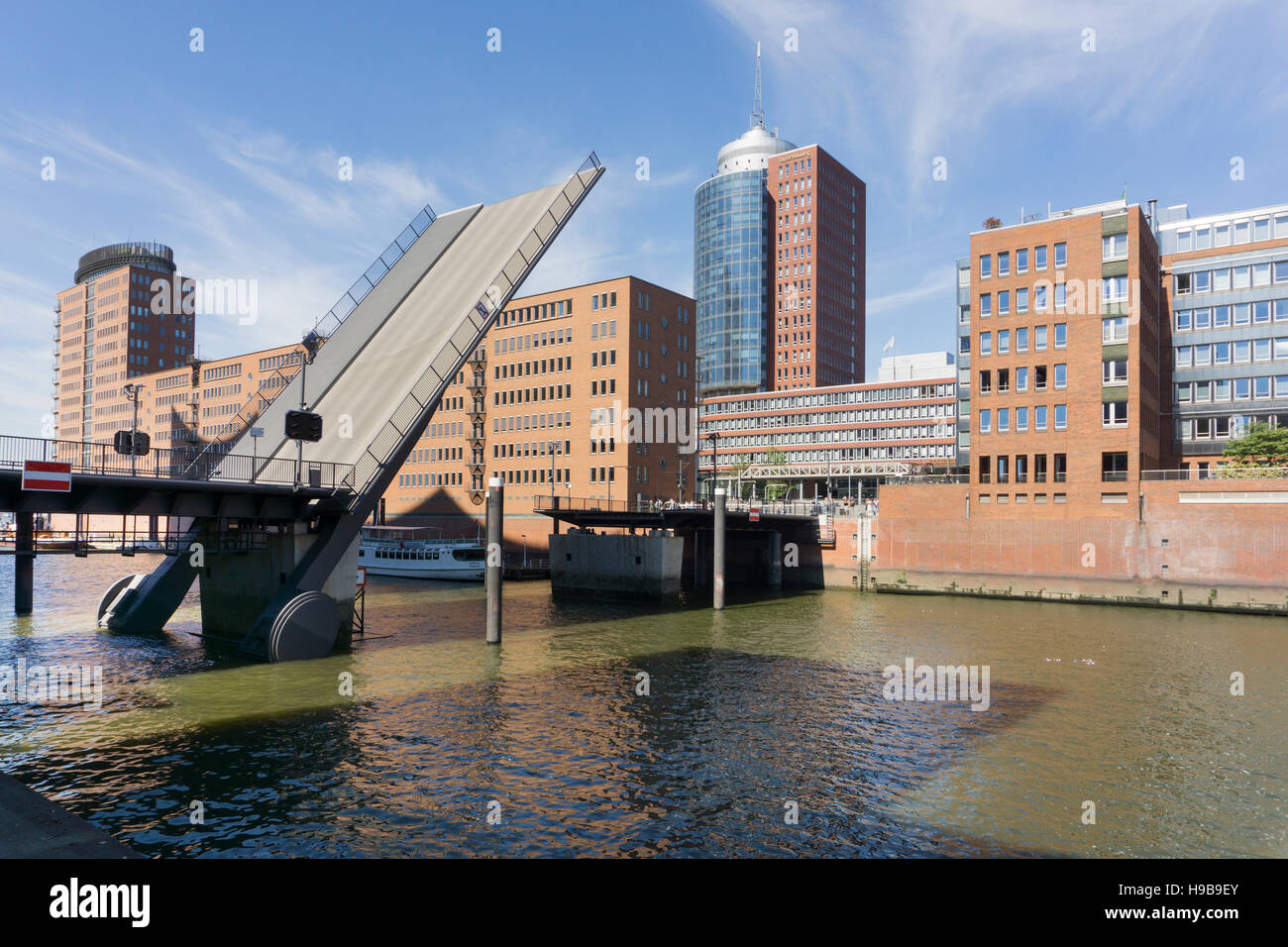 Il Mahatma Gandhi ponte levatoio, Sandtorhafen porta, HafenCity di Amburgo, Germania Foto Stock