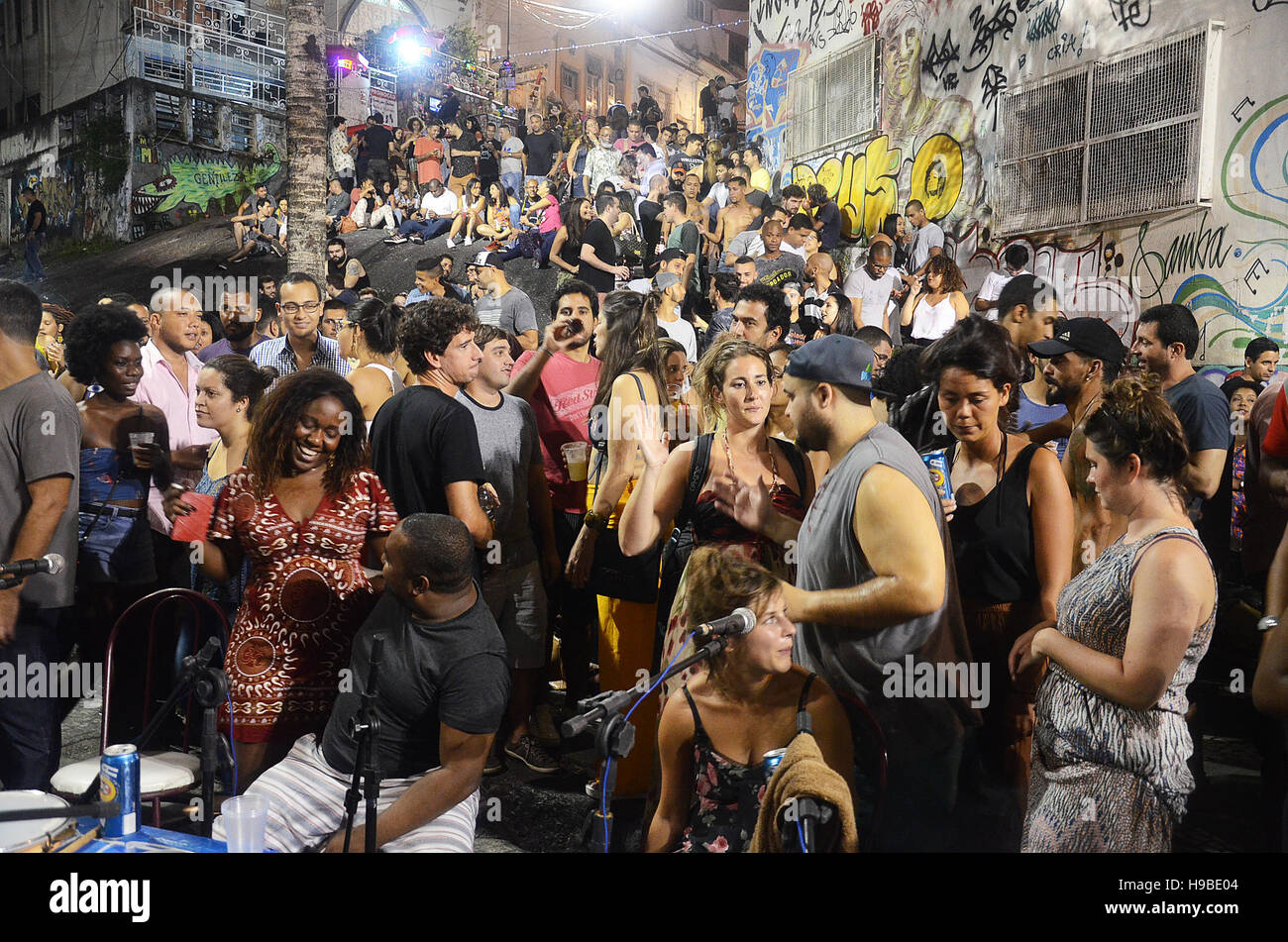 Rio de Janeiro residenti per riprodurre musica e danza in una serata di samba a Pedra do Sal nel primo trimestre slave a Rio de Janeiro, Brasile, 11 novembre 2016. L'ORT è considerata essere l'origine di musica samba in Brasile, che è stato portato a Rio da schiavi dall'Africa occidentale. Foto: GEORG ISMAR/dpa Foto Stock