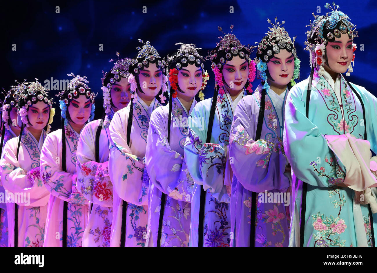 Lima, Perù. Xx Nov, 2016. Artisti eseguono durante una performance presentazione di cinese tradizionale di opere in un teatro a Lima in Perù, nov. 20, 2016. Credito: Li Ming/Xinhua/Alamy Live News Foto Stock