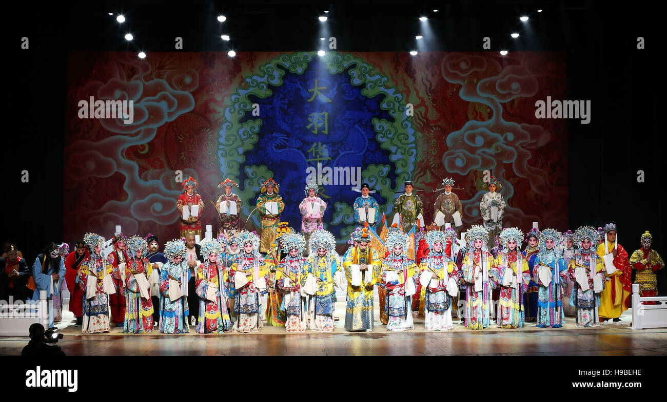 Lima, Perù. Xx Nov, 2016. Artisti riconoscere il pubblico alla fine di una prestazione per la presentazione di cinese tradizionale di opere in un teatro a Lima in Perù, nov. 20, 2016. Credito: Li Ming/Xinhua/Alamy Live News Foto Stock