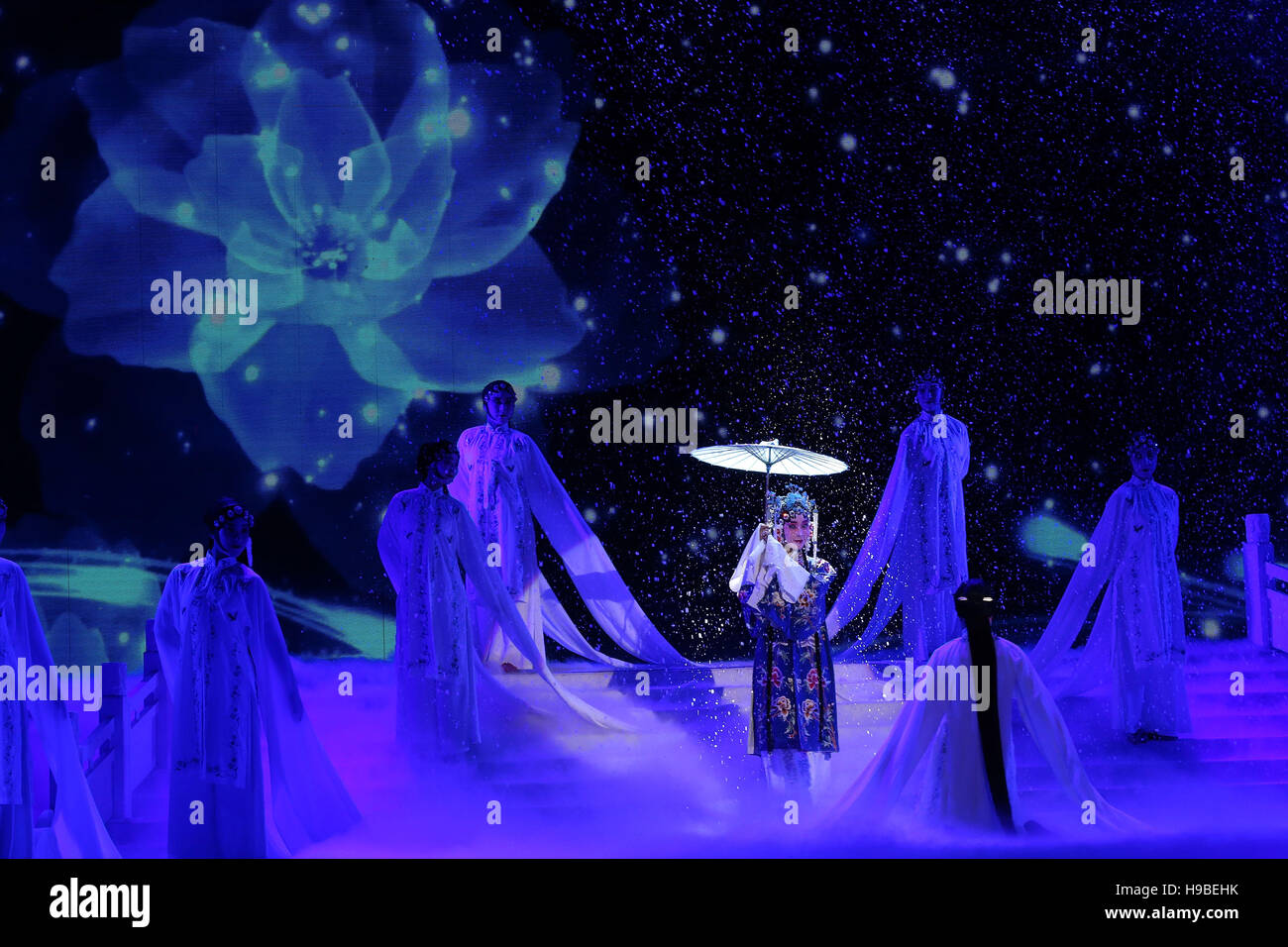Lima, Perù. Xx Nov, 2016. Artisti eseguono durante una performance presentazione di cinese tradizionale di opere in un teatro a Lima in Perù, nov. 20, 2016. Credito: Li Ming/Xinhua/Alamy Live News Foto Stock