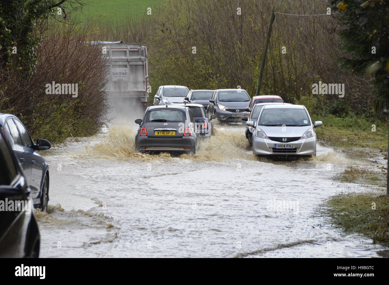 Winterbourne Abbas, Dorset, Regno Unito. Xxi Nov, 2016. Regno Unito Meteo. Veicoli profondo di negoziato acqua di inondazione su un35 vicino a Winterbourne Abbas che ha approfondito a causa della presenza di acqua che è prorompente dei campi circostanti dalla prolungata heavy rain. Credito: Graham Hunt/Alamy Live News Foto Stock