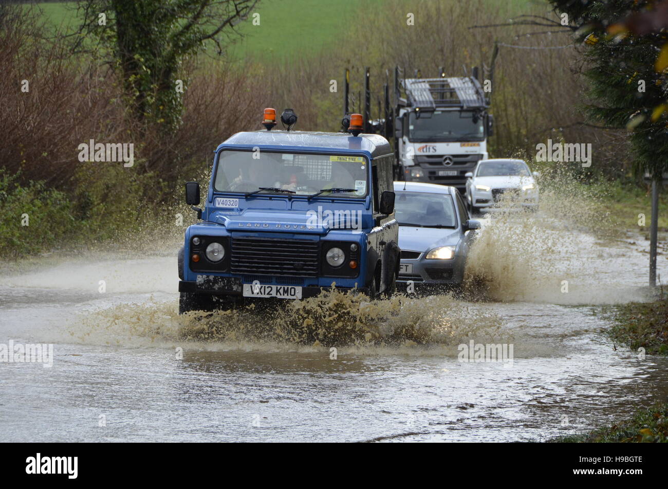 Winterbourne Abbas, Dorset, Regno Unito. Xxi Nov, 2016. Regno Unito Meteo. Veicoli profondo di negoziato acqua di inondazione su un35 vicino a Winterbourne Abbas che ha approfondito a causa della presenza di acqua che è prorompente dei campi circostanti dalla prolungata heavy rain. Credito: Graham Hunt/Alamy Live News Foto Stock