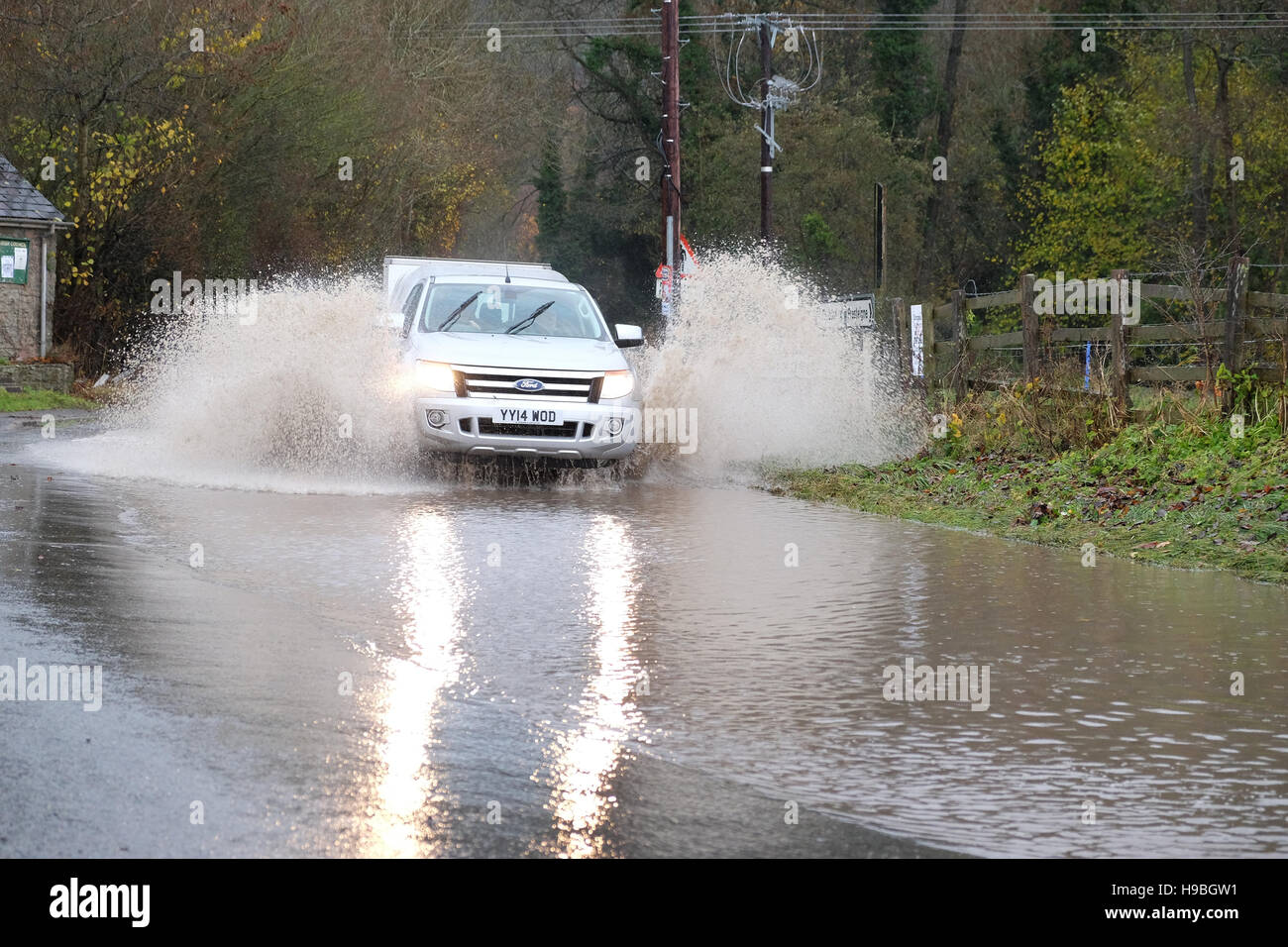 Combe, Herefordshire, UK. 21 Novembre, 2016. Un veicolo a 4 ruote motrici aziona attraverso l'acqua di allagamento presso la frazione di Combe tra Shobdon e Presteigne ( Galles ) proprio sul confine di Inghilterra e Galles dopo una notte e la mattina della persistente pioggia pesante. Foto Stock