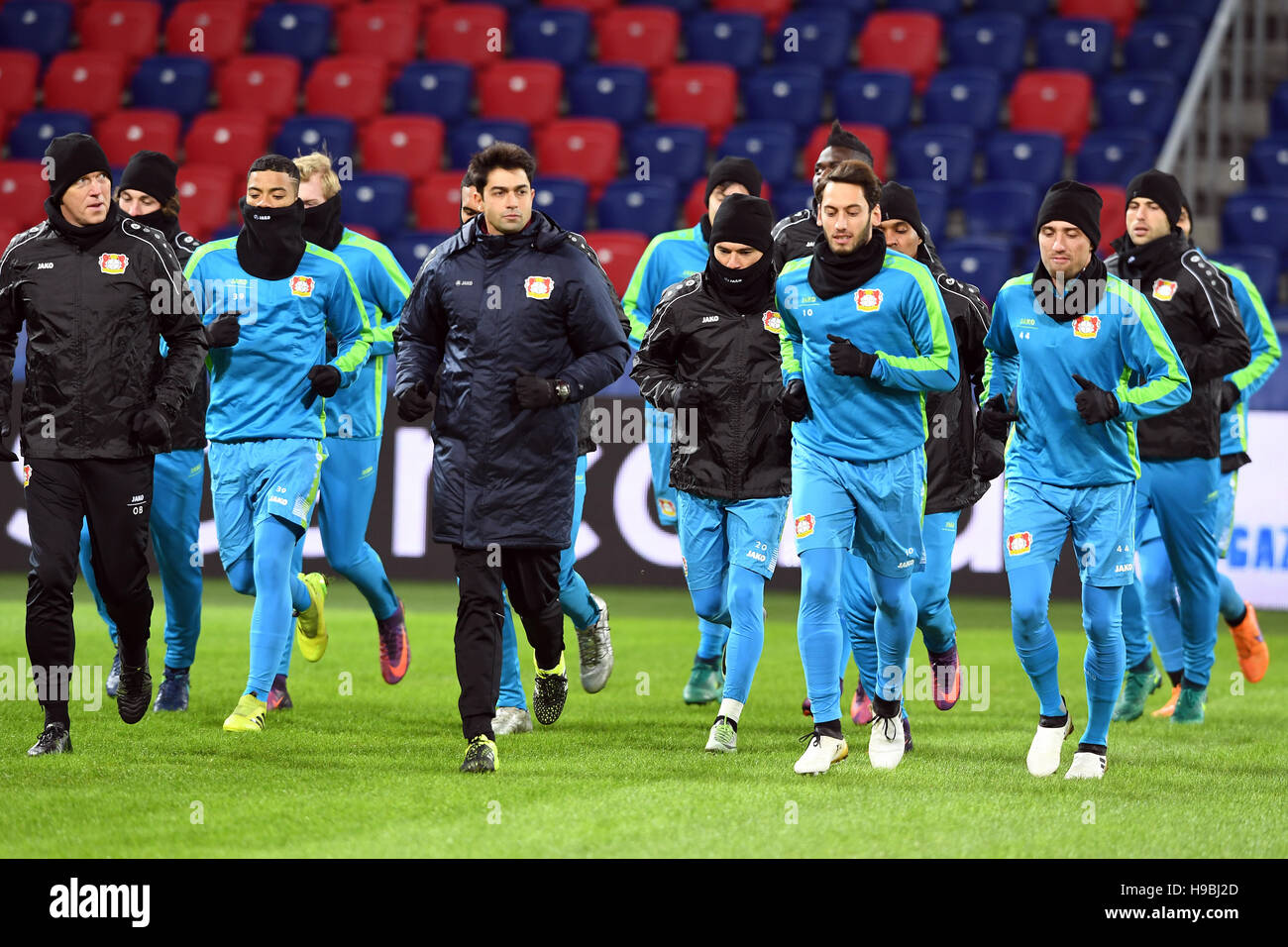 Il team di Bayer Leverkusen durante una sessione di formazione presso il CSKA Arena stadium di Mosca, Russia 21 novembre 2016. Bayer Leverkusen si faccia CSKA Mosca per la UEFA Champions League Gruppo e corrispondere il 22 novembre 2016. © dpa picture alliance/Alamy Live News Foto Stock