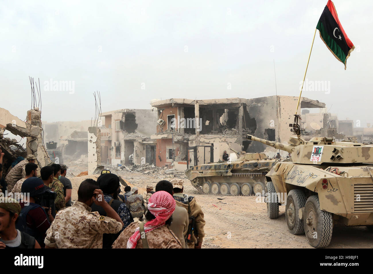 Sirte, Libia. Xxi Nov, 2016. I membri delle forze fedeli alla Libia il governo di intesa nazionale (GNA) prendere le operazioni militari nella città costiera di Sirte, circa 450 km a est della capitale di Tripoli, in Libia, il nov. 21, 2016, durante gli scontri con lo Stato islamico (SI) per la riconquista della città. Foto Stock