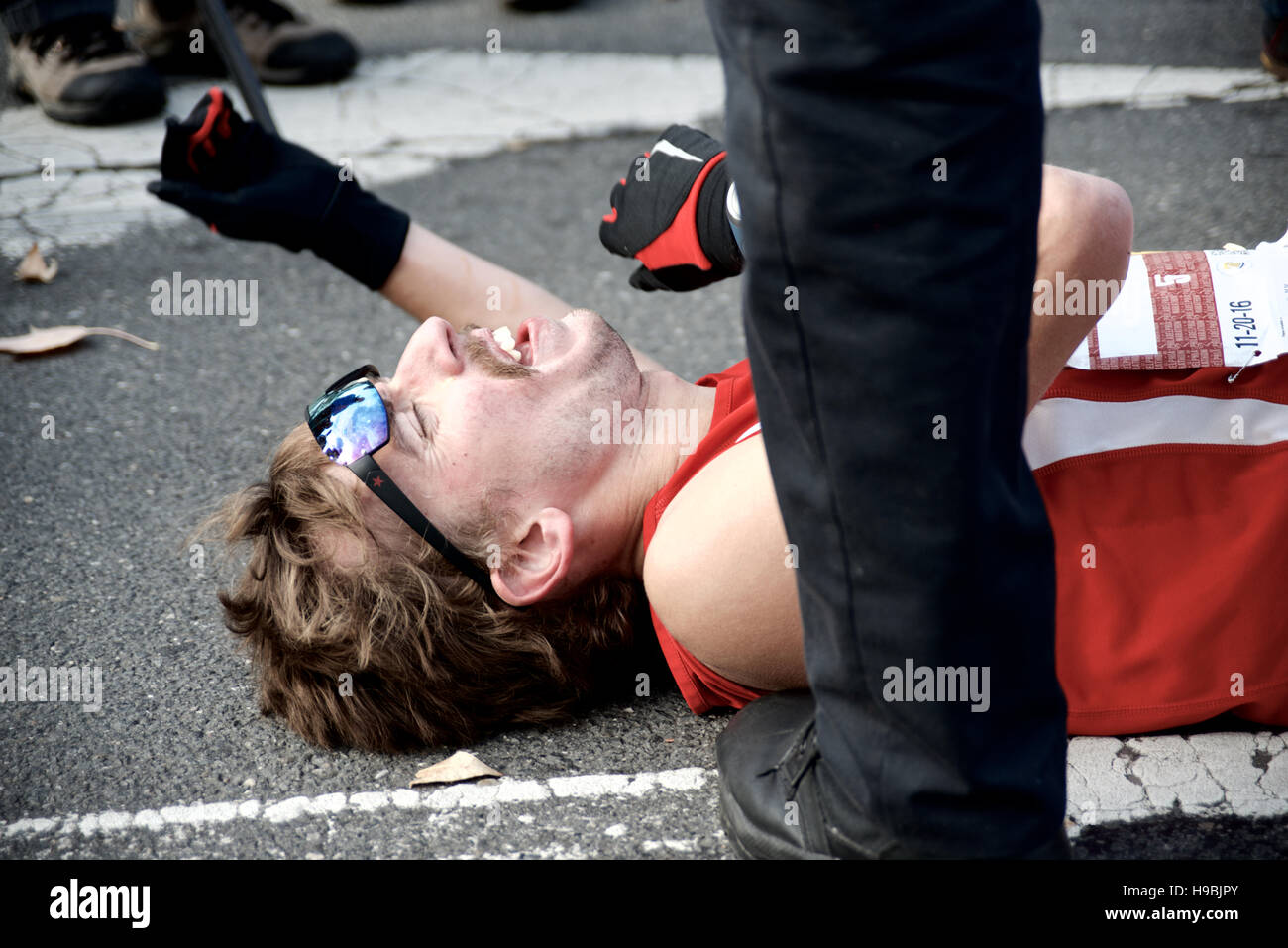 Philadelphia, Pennsylvania, USA. Xx Nov, 2016. Gli atleti competere nel 2016 Philadelphia Marathon. Con la città di Philadelphia tenendo su organizzazione del corso e come avviare e terminare le posizioni sono leggermente diversi dal passato. I vincitori per il 2016 sono in gara Mens, Kimutai Cheruiyot in 2:15:53, e Taylor Ward nella gara femminile in 2:36:25 Credito: Bastiaan Slabbers/Alamy Live News Foto Stock