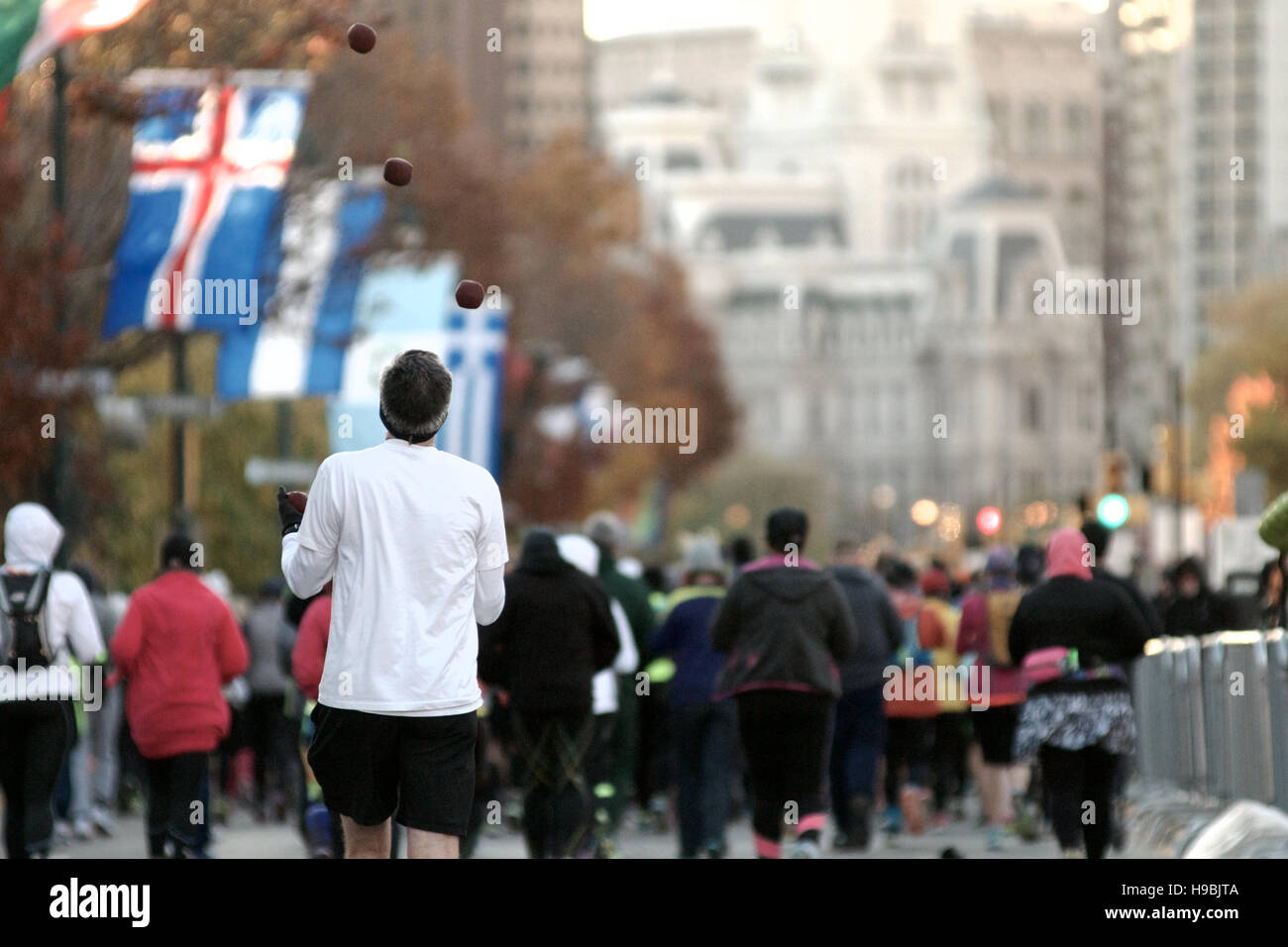 Philadelphia, Pennsylvania, USA. Xx Nov, 2016. Inizio del 2016 Philadelphia Marathon, nel centro di Philadelphia, PA. Con la città di Philadelphia tenendo su organizzazione del corso e come avviare e terminare le posizioni sono leggermente diversi dal passato. I vincitori per il 2016 sono in gara Mens, Kimutai Cheruiyot in 2:15:53, e Taylor Ward nella gara femminile in 2:36:25 Credito: Bastiaan Slabbers/Alamy Live News Foto Stock