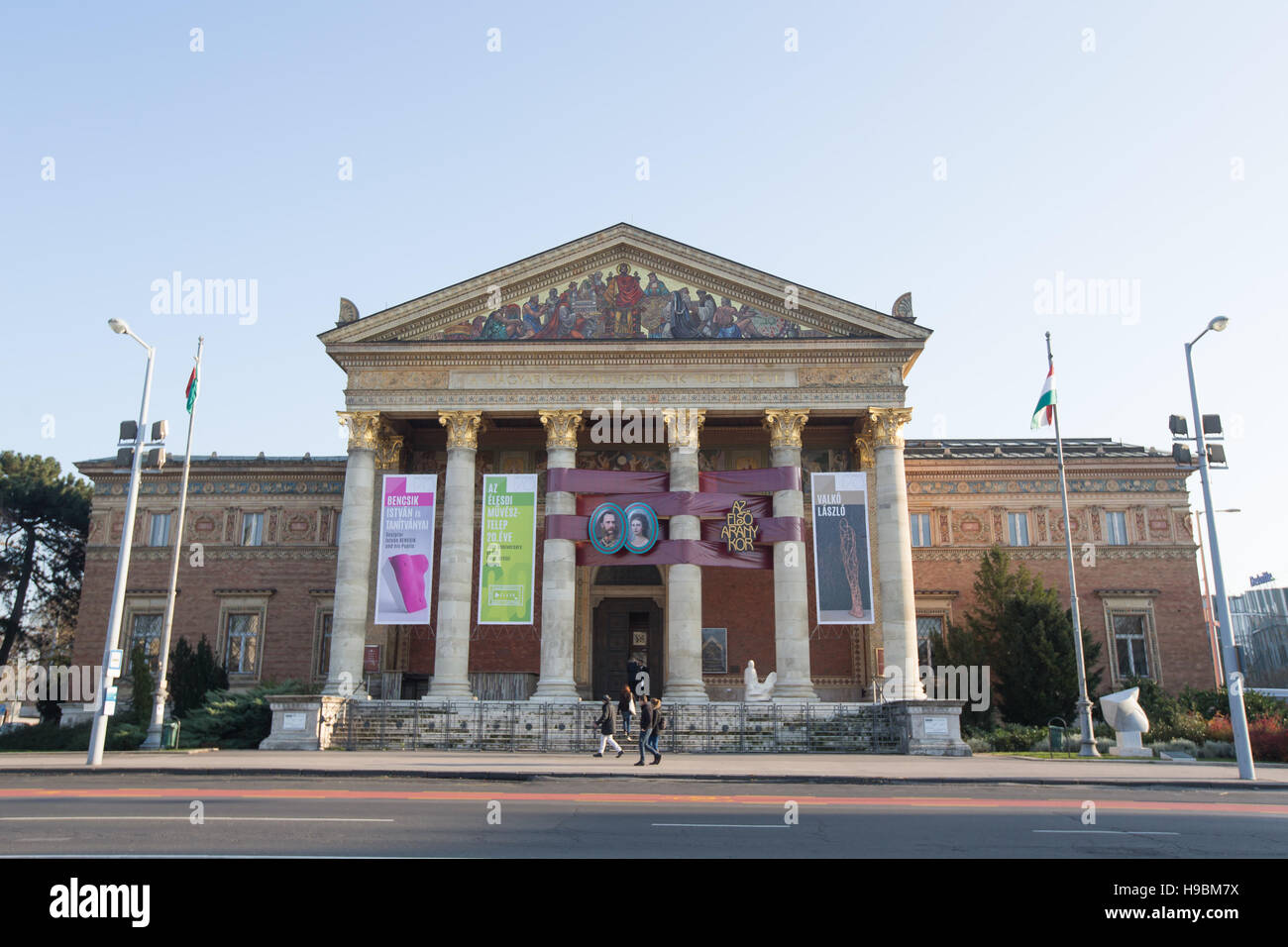 Budapest. Xxi Nov, 2016. Foto scattata il 9 novembre 21, 2016 mostra il Mucsarnok (Padiglione di Arte) che ospita una mostra intitolata Il primo Golden Age in Budapest, Ungheria. Mucsarnok ha segnato il suo centoventesimo anniversario con l'apertura della mostra che presenta quasi duecento opere dal croato, ceco, polacco, ungherese e artisti austriaci nel finale di 30 anni del XIX secolo durante la storica austro-ungarico. © Attila Volgyi/Xinhua/Alamy Live News Foto Stock