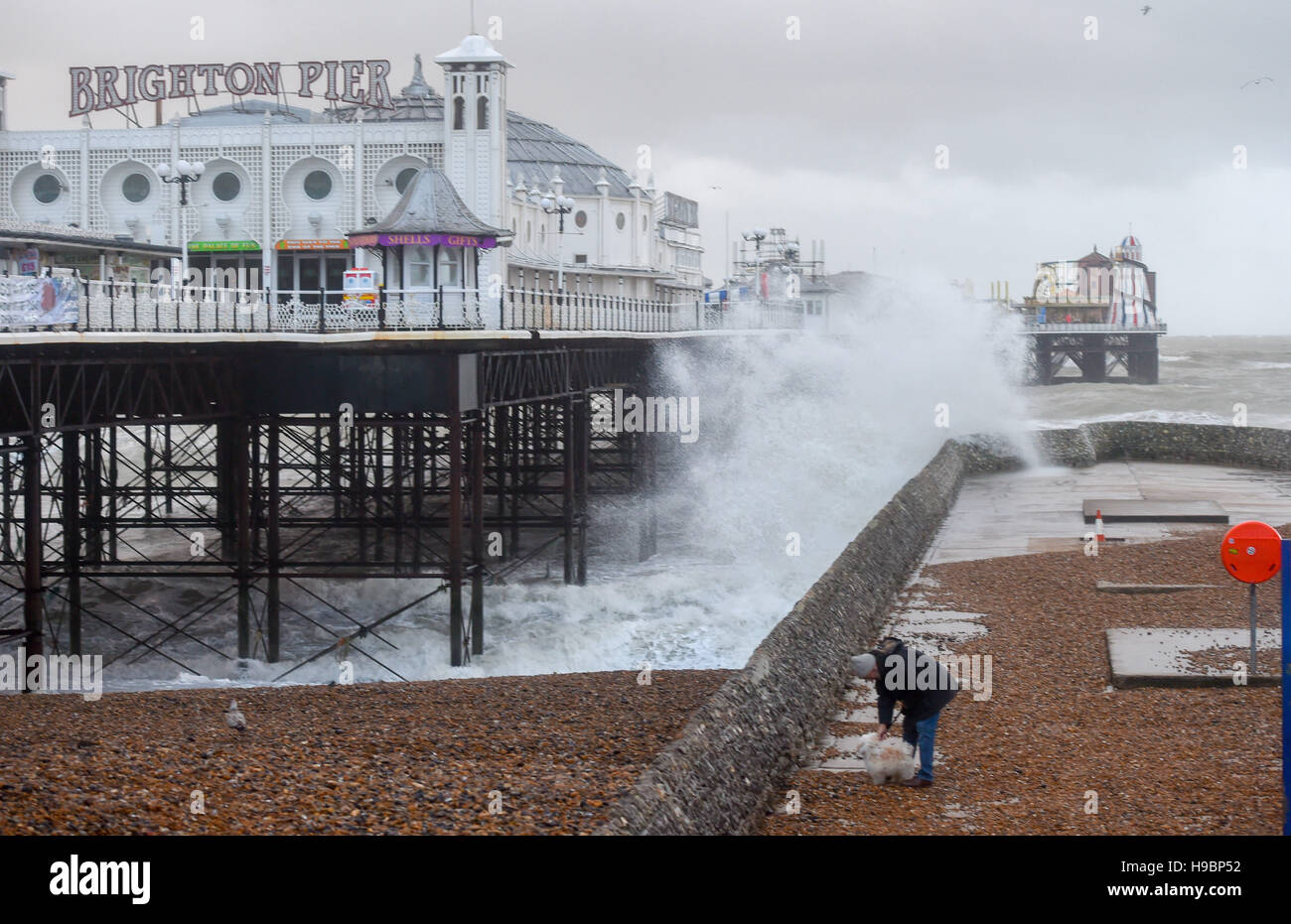 Brighton Sussex, Regno Unito. 22 Novembre, 2016. Onde infrangersi sul lungomare di Brighton dalla Pieras la fine di tempesta Angus si brucia se stesso in tutta la Gran Bretagna Credito: Simon Dack/Alamy Live News Foto Stock