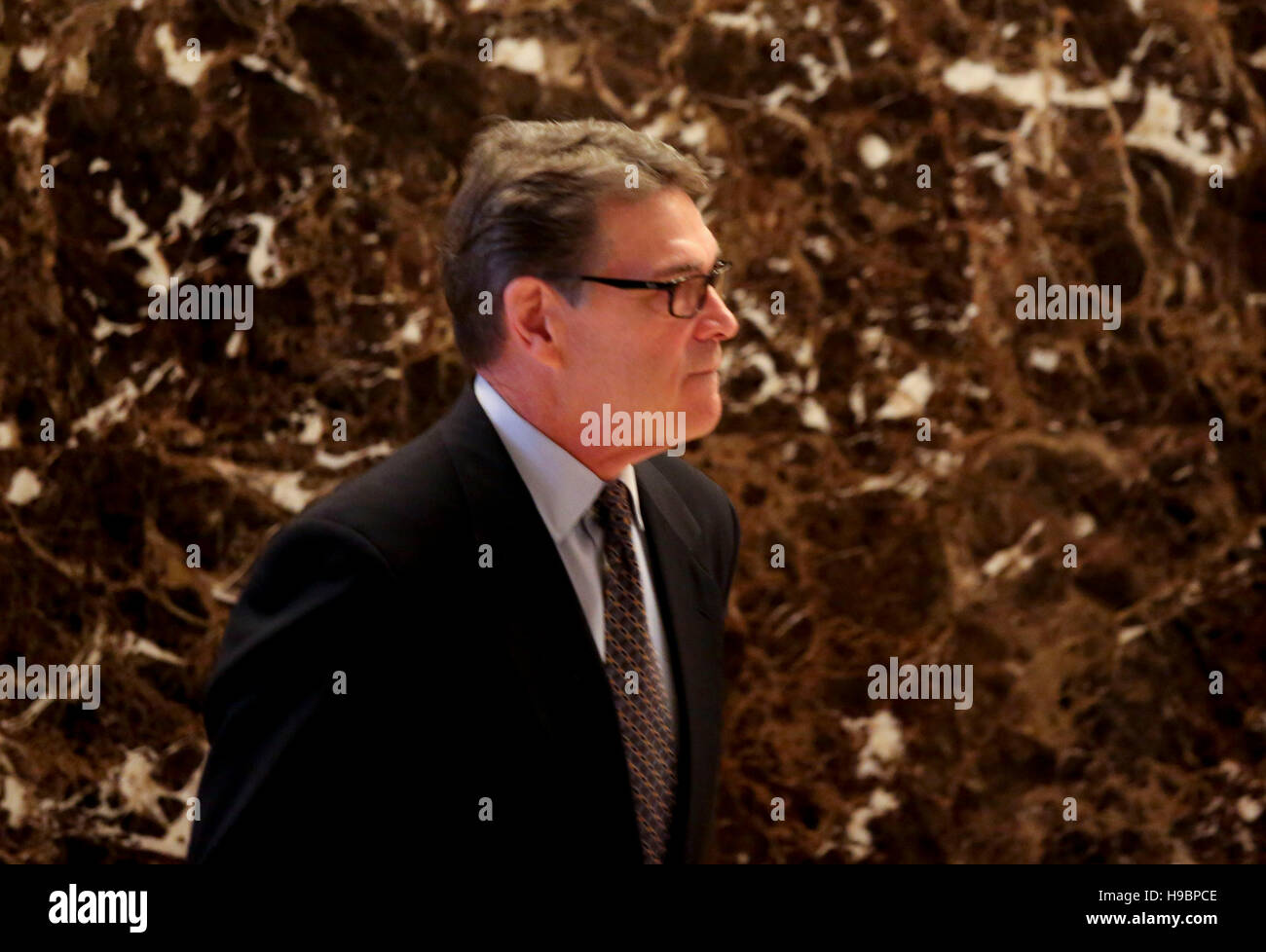 New York, Stati Uniti d'America. 22 Novembre, 2016. Ex Governatore Rick Perry (Repubblicano del Texas) lascia dopo un incontro con il Presidente degli Stati Uniti eletto Donald Trump, Novembre 21, 2016 al Trump Tower a New York New York. Credito: MediaPunch Inc/Alamy Live News Foto Stock