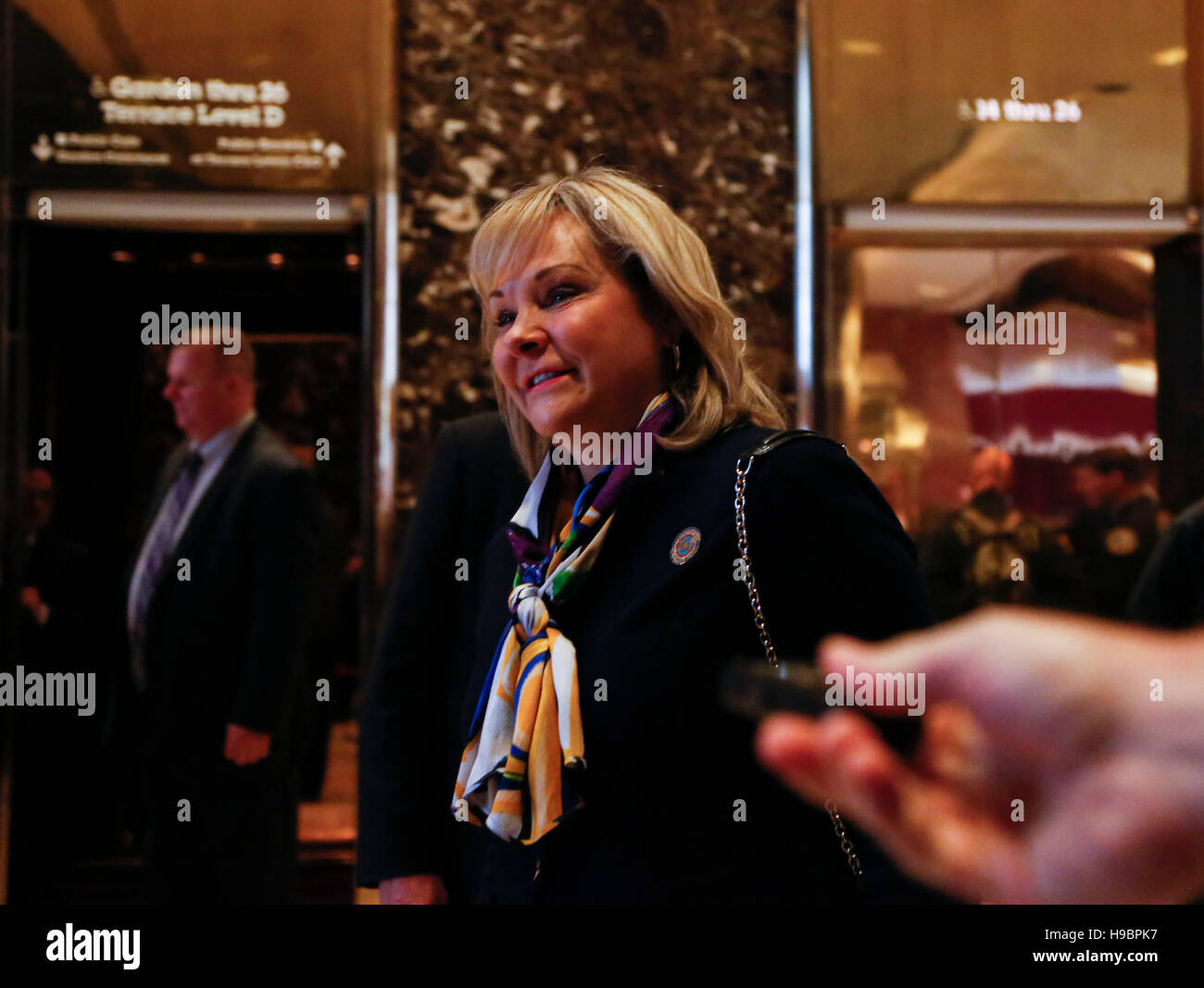 Governatore Maria Fallin (repubblicano di Oklahoma) parla ai giornalisti dopo un incontro con il Presidente degli Stati Uniti eletto Donald Trump, Novembre 21, 2016 al Trump Tower a New York, Stati Uniti d'America. Foto: Aude Guerrucci/consolidato/dpa Foto Stock