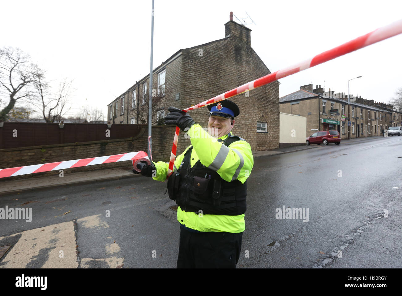 Manchester, Regno Unito. 22 Novembre, 2016. Un Greater Manchester police officer tenendo su nastro a un blocco stradale in cui le proprietà sono state danneggiate dalle inondazioni, Stalybridge, Tameside, Greater Manchester, Regno Unito, 22 novembre 2016 (C)Barbara Cook/Alamy Live News Foto Stock