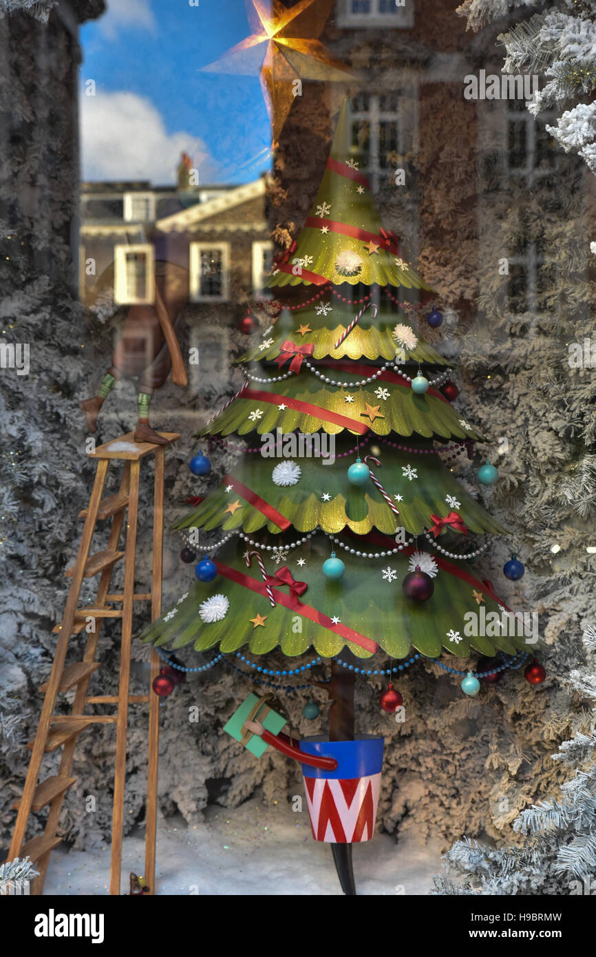 Piccadilly, Londra, Regno Unito. Il 22 novembre 2016. A tema natalizio finestra visualizzata al Fortnum e Mason su Piccadilly. Credito: Matteo Chattle/Alamy Live News Foto Stock