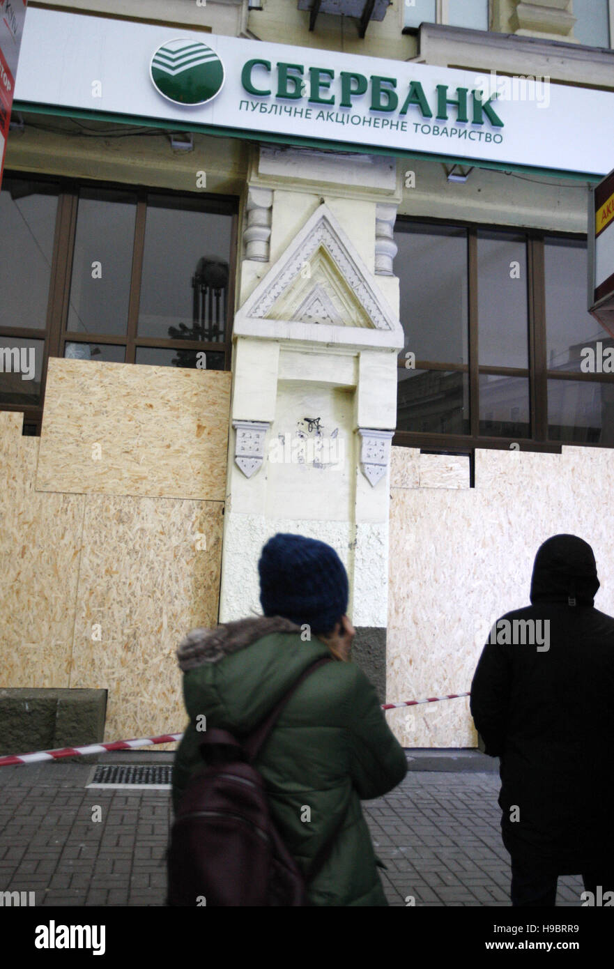 Kiev, Ucraina. 22 Novembre, 2016. Danneggiato il ramo della banca 'Sberbank della Russia'' dopo l attacco di destra ucraino manifestanti un giorno prima, nel centro di Kiev, Ucraina, il 22 novembre, 2016. Gli ucraini contrassegnato Euromaidan rivoluzione su 21 Novembre.Euromaidan Rivoluzione, fu un'ondata di manifestazioni e disordini civili in Ucraina, che ha avuto inizio nella notte del 21 novembre 2013 con le manifestazioni di protesta in piazza Indipendenza a Kiev, chiedendo l'integrazione europea. Le proteste hanno portato alla cacciata del Presidente Viktor Yanukovych, creando fratture politiche attraverso il paese che è scoppiata in violenti Foto Stock